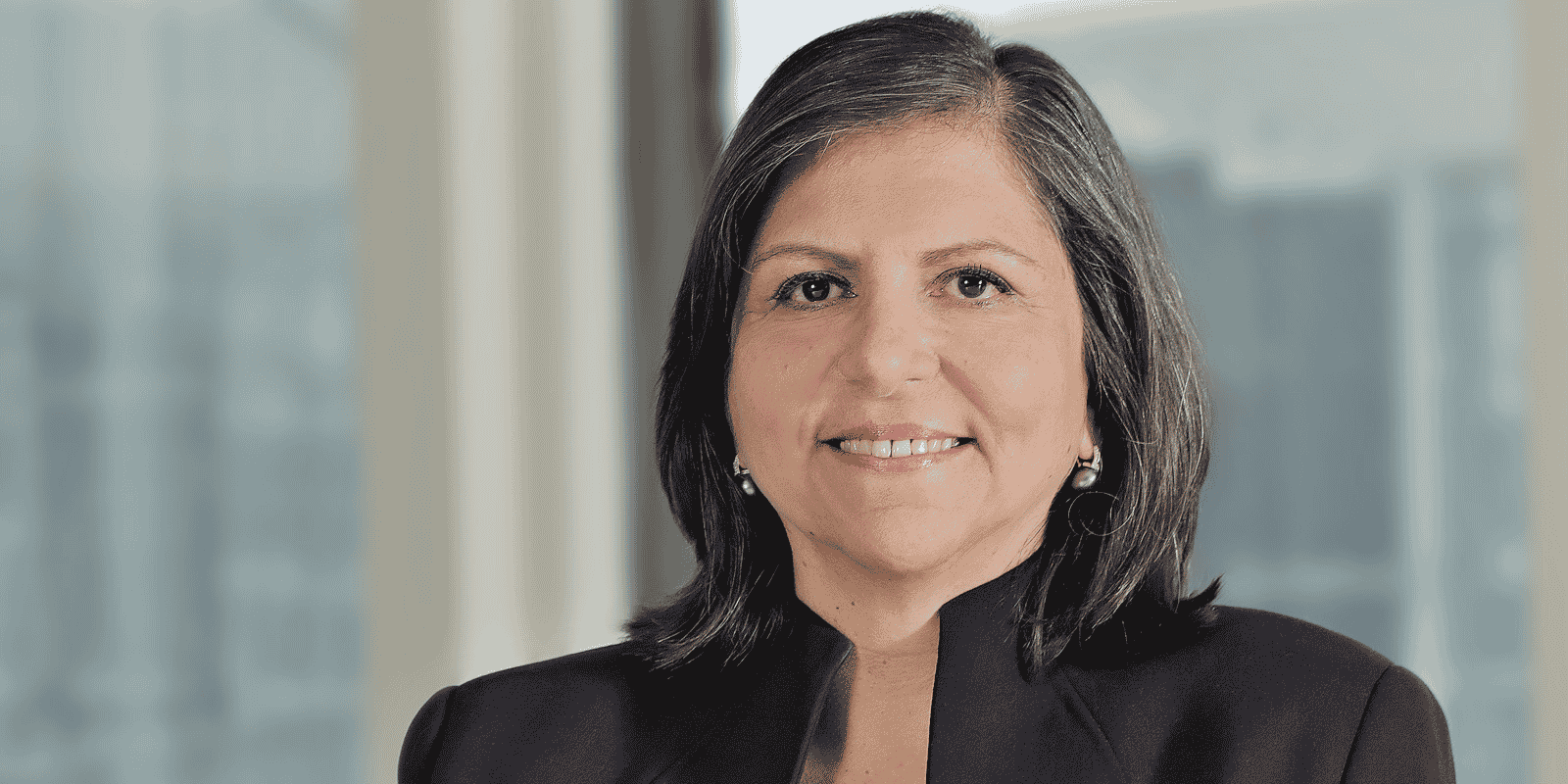 Diony Lebot est directrice générale déléguée de Société Générale, en charge des fonctions de contrôle. Elle représentait la banque au carré rouge et noir lors de la signature des principes pour une banque responsable, dévoilés à l'occasion de l'assemblée générale de l'ONU à New York.