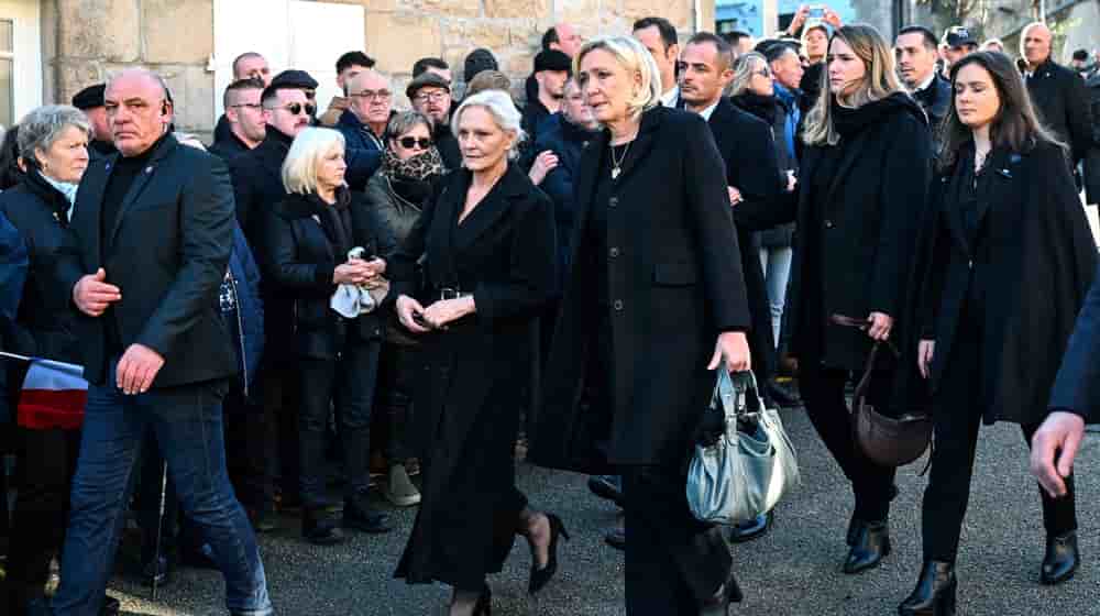 Le 7 janvier, Marine le Pen perdait son père, Jean-Marie Le Pen. Samedi 11 janvier, elle s'est rendue à ses obsèques.