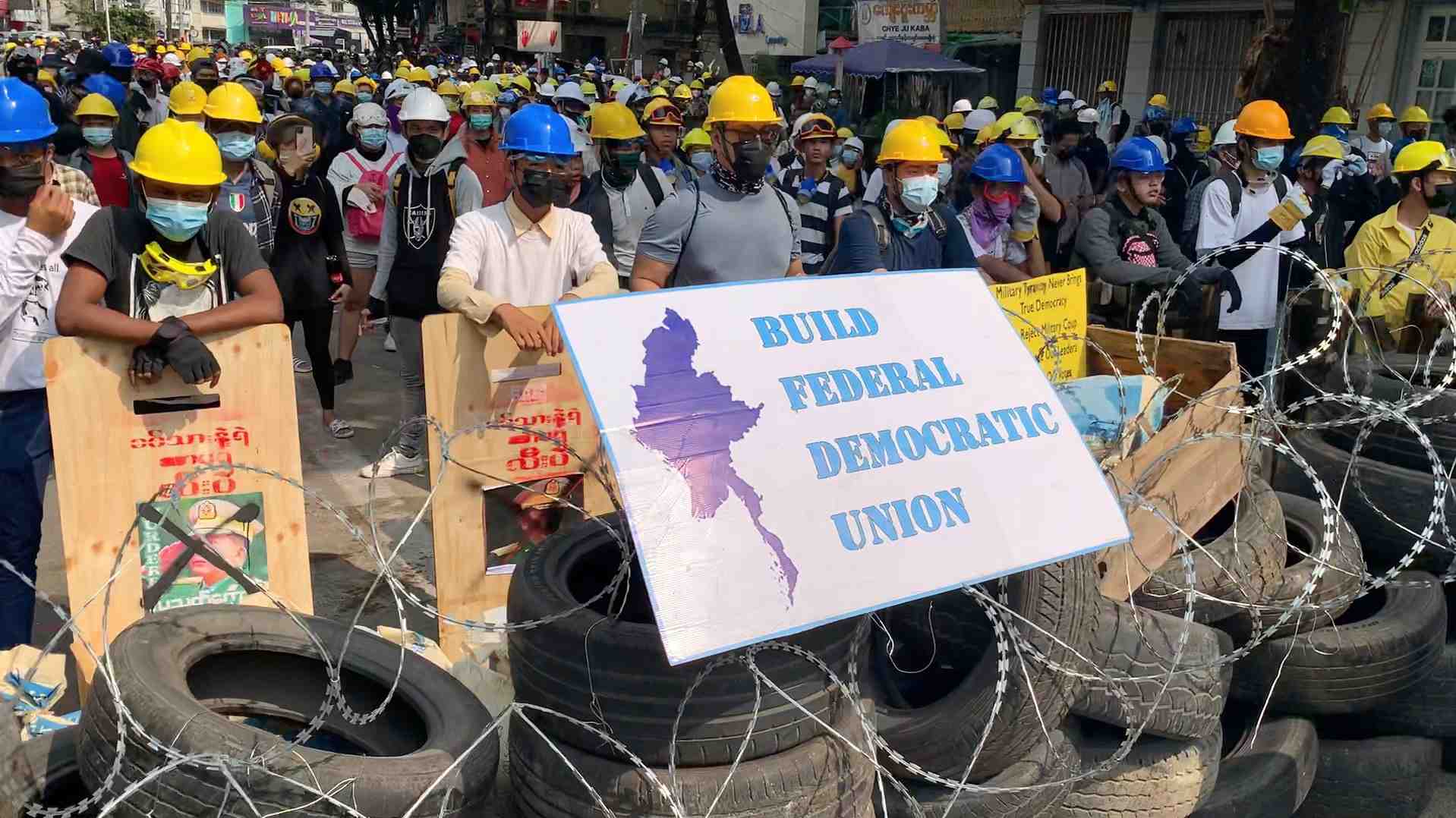 La police birmane disperse des manifestations hostiles a la junte