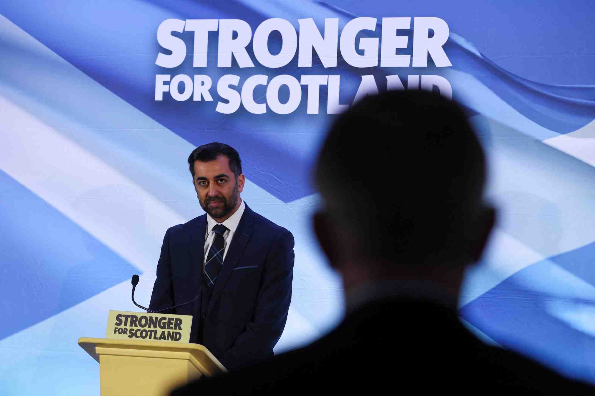 Humza yousaf a edimbourg apres avoir ete annonce comme nouveau chef du snp
