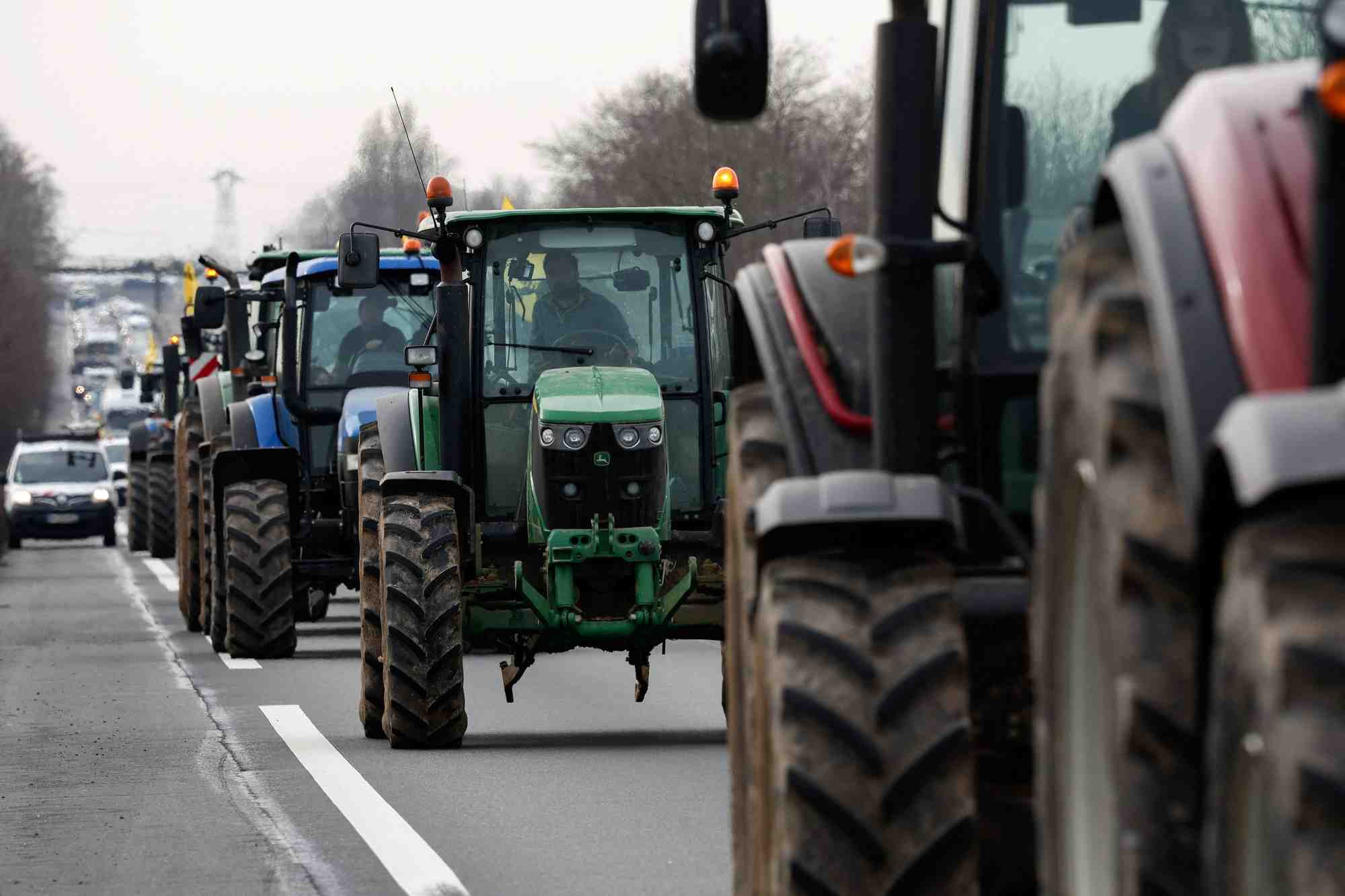Emmanuel Macron a donné « pour consigne » de « garantir que les tracteurs ne se rendent pas à Paris et dans les grandes villes pour ne pas créer des difficultés extrêmement fortes » (Photo d'illustration).