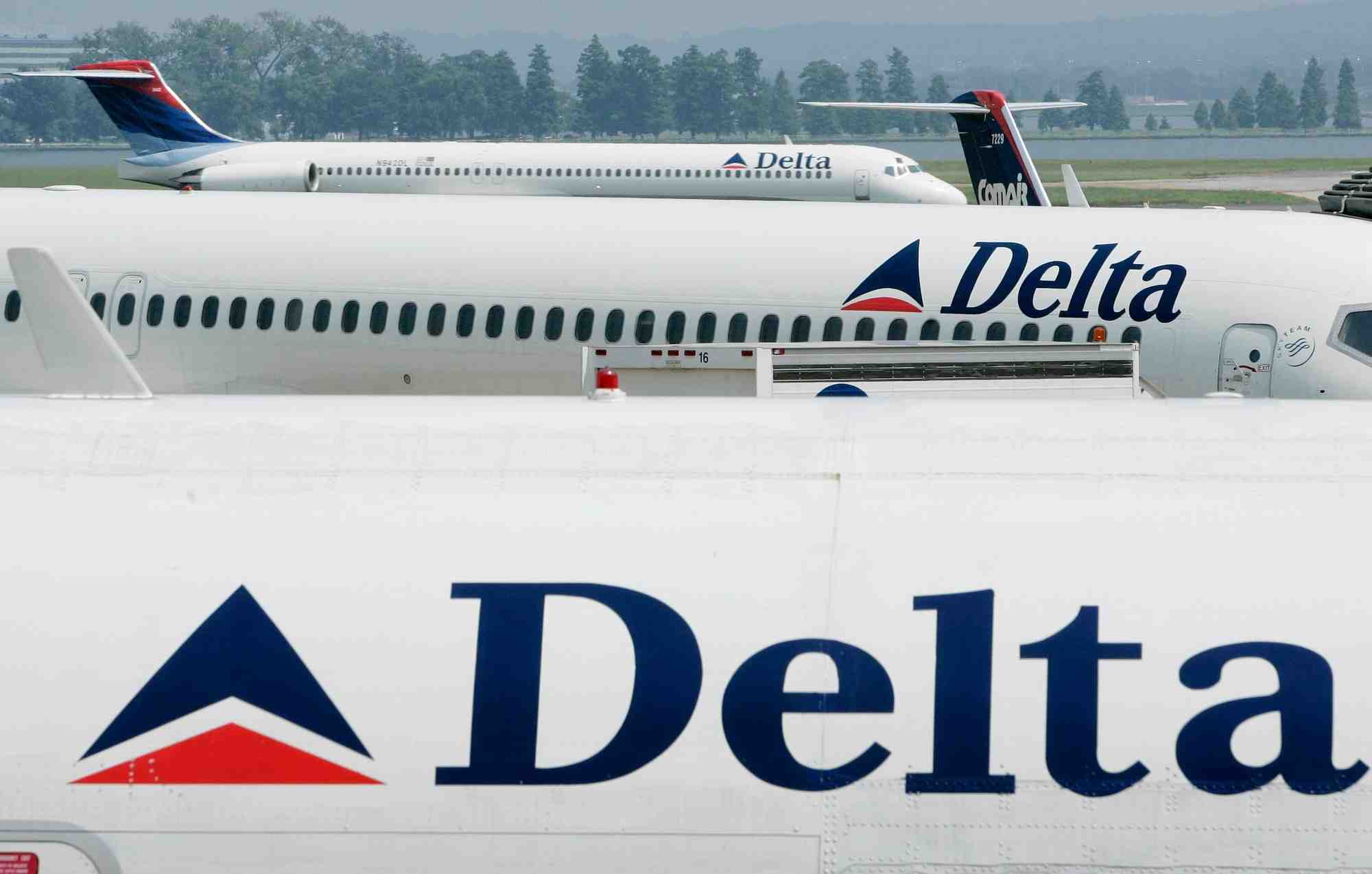 Des avions de delta airlines a l'aeroport reagan en peripherie de washington