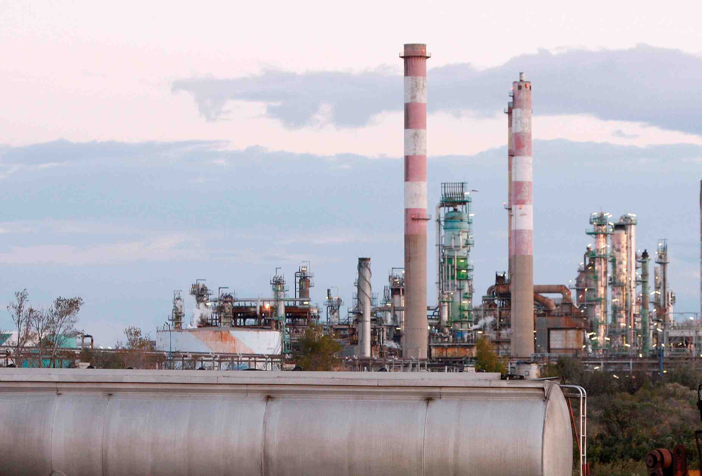 Incendies a proximite des sites du bassin petrochimique de fos-sur-mer