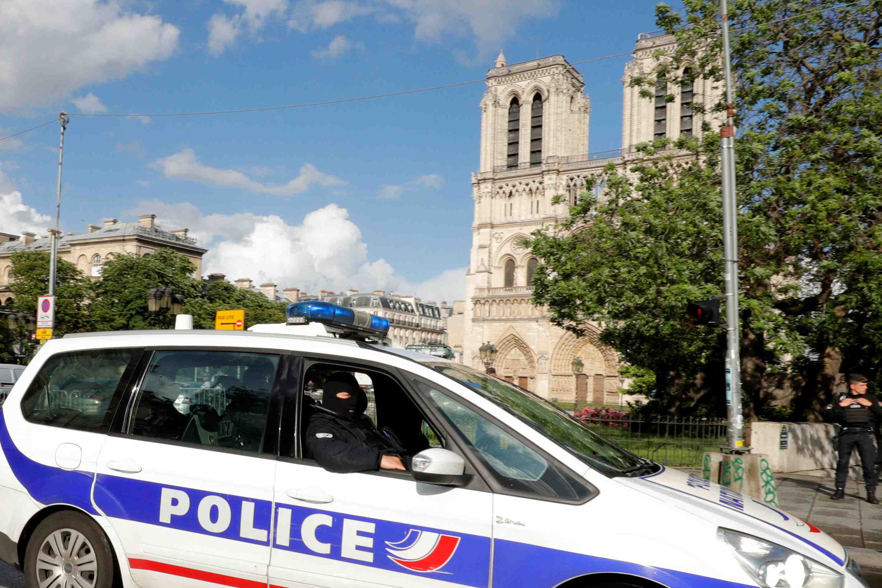 L'attaque de notre-dame commise par un neophyte recemment radicalise