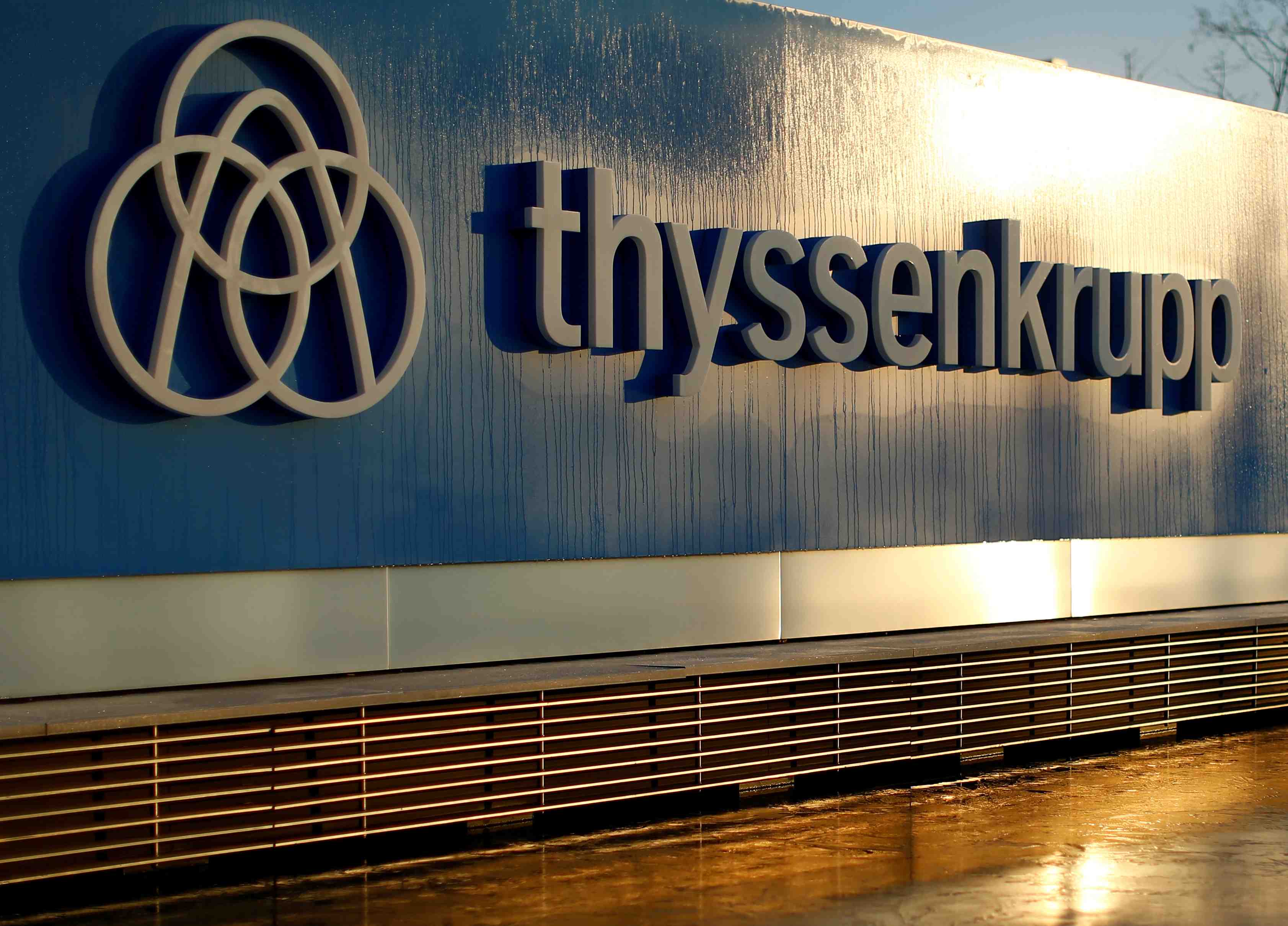 Thyssenkrupp prevoit un 1er trimestre plus faible avant sa scission prevue