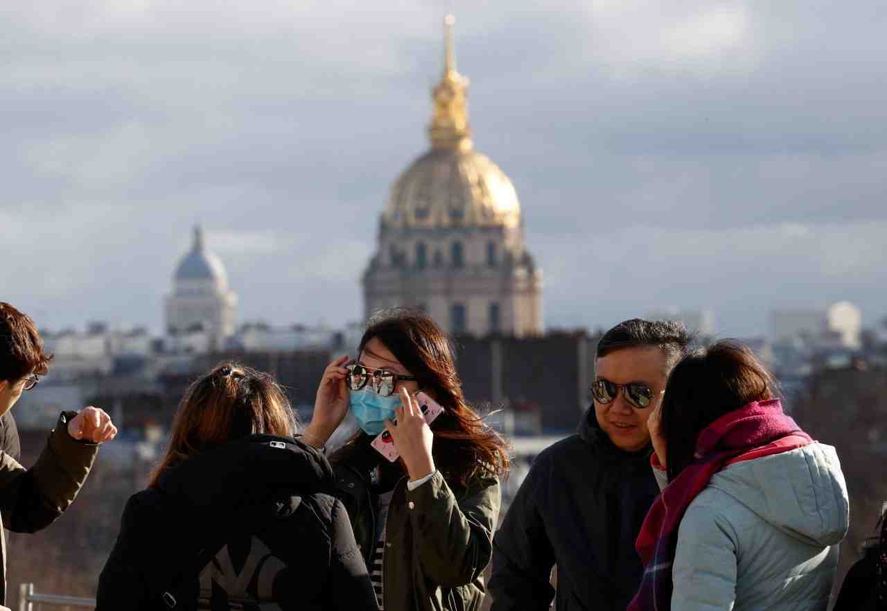 "Ce sont des mesures contraignantes et nous souhaitons paradoxalement qu'elles durent un peu, parce que cela voudrait dire que nous parvenons à contenir la propagation du virus", a observé le ministre de la Santé.