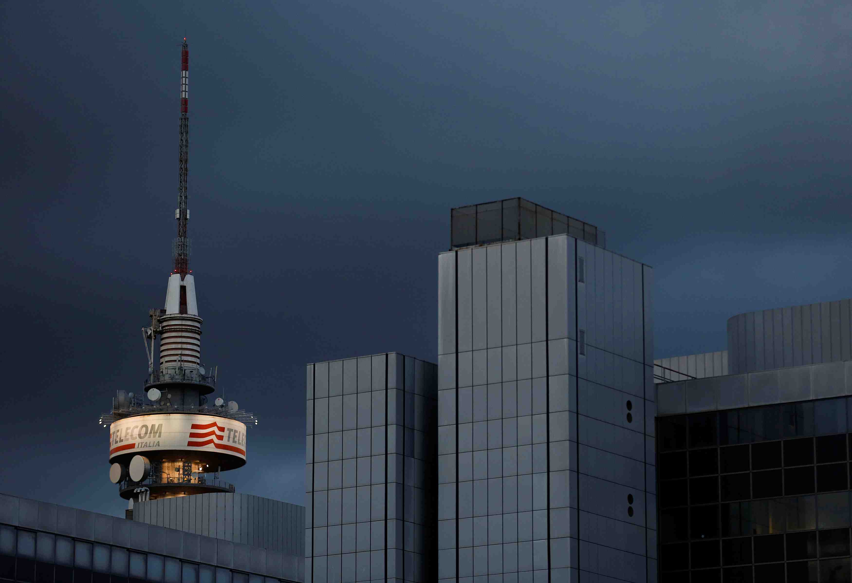 Telecom italia reunit son conseil d'administration lundi a la demande de vivendi, selon des sources