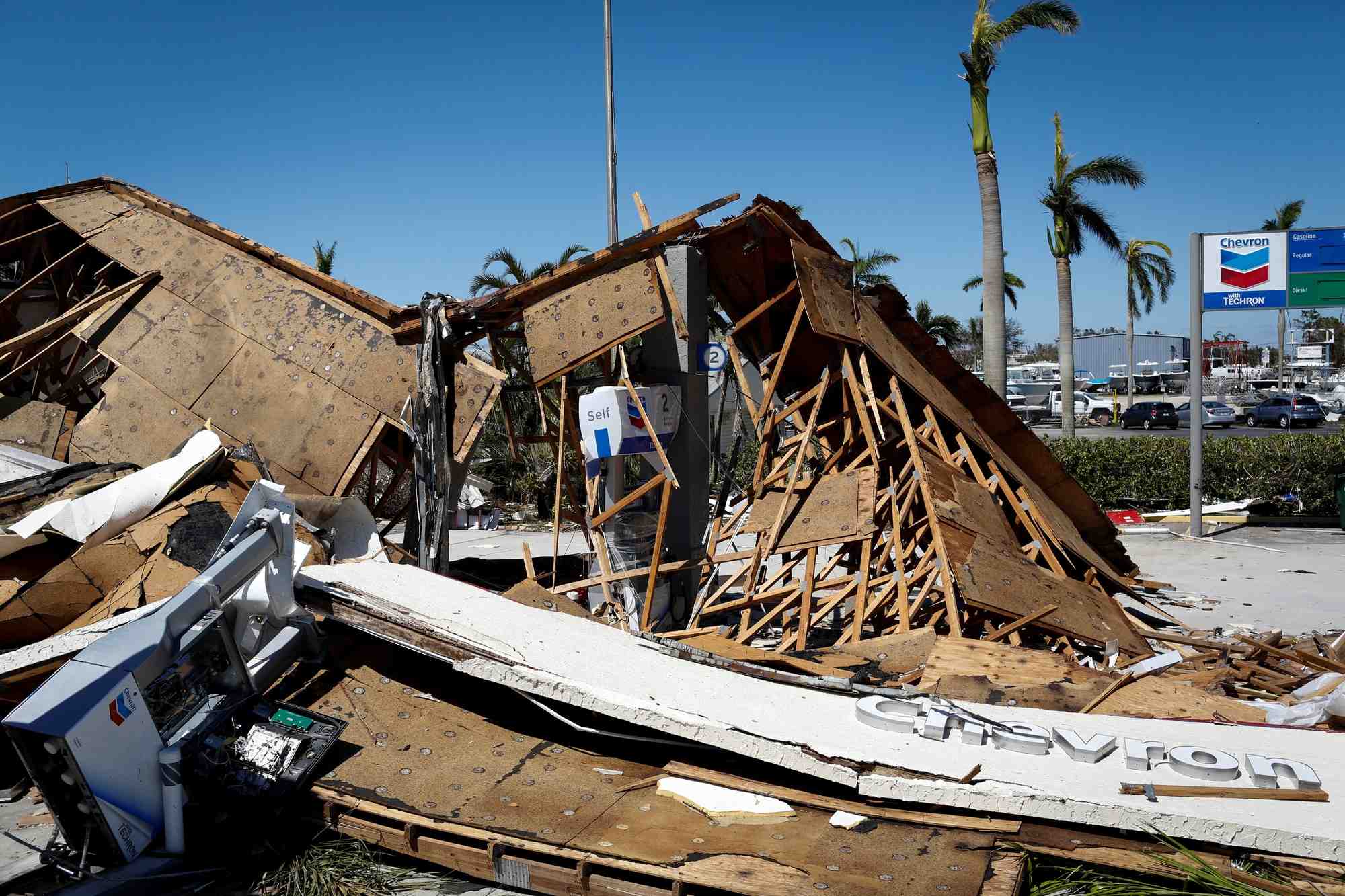 Une station-service detruite par l'ouragan ian a fort myers, en floride