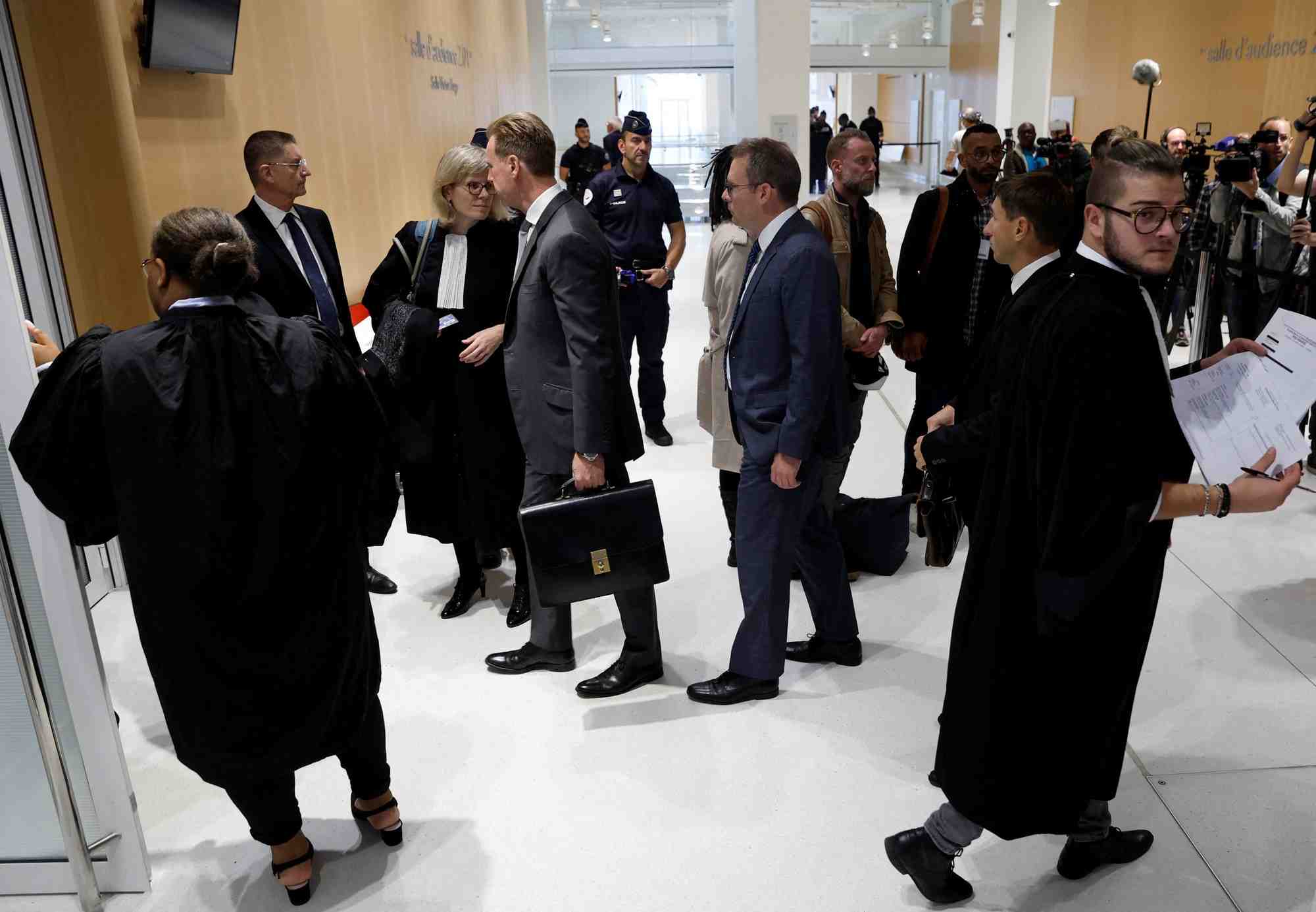 Photo d'avocats et de membres de familles de victimes le jour du proces concernant le crash du rio-paris
