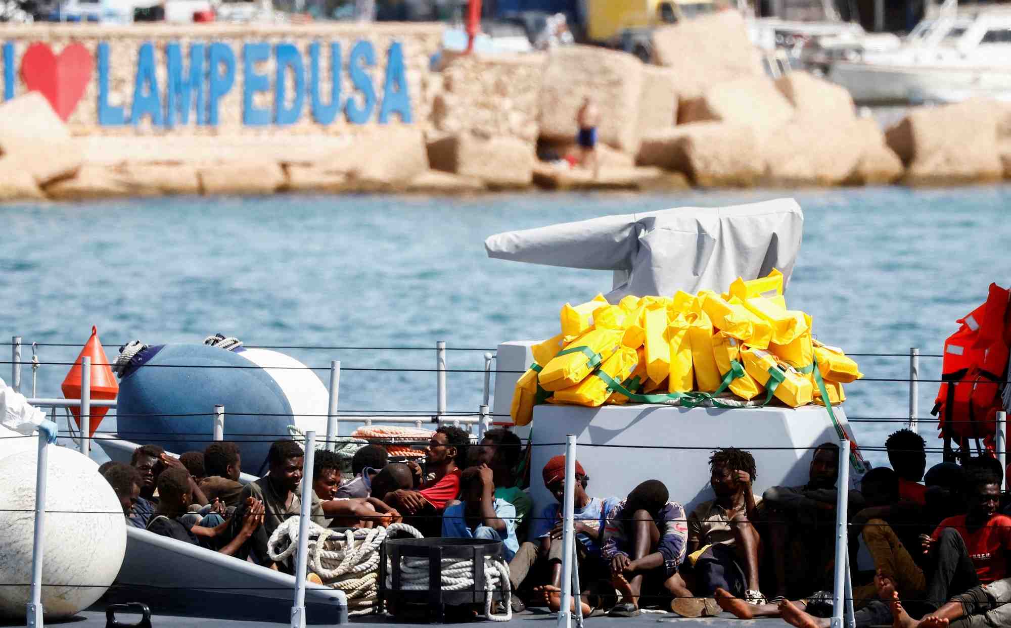 Des migrants debarquant sur l'ile de lampedusa