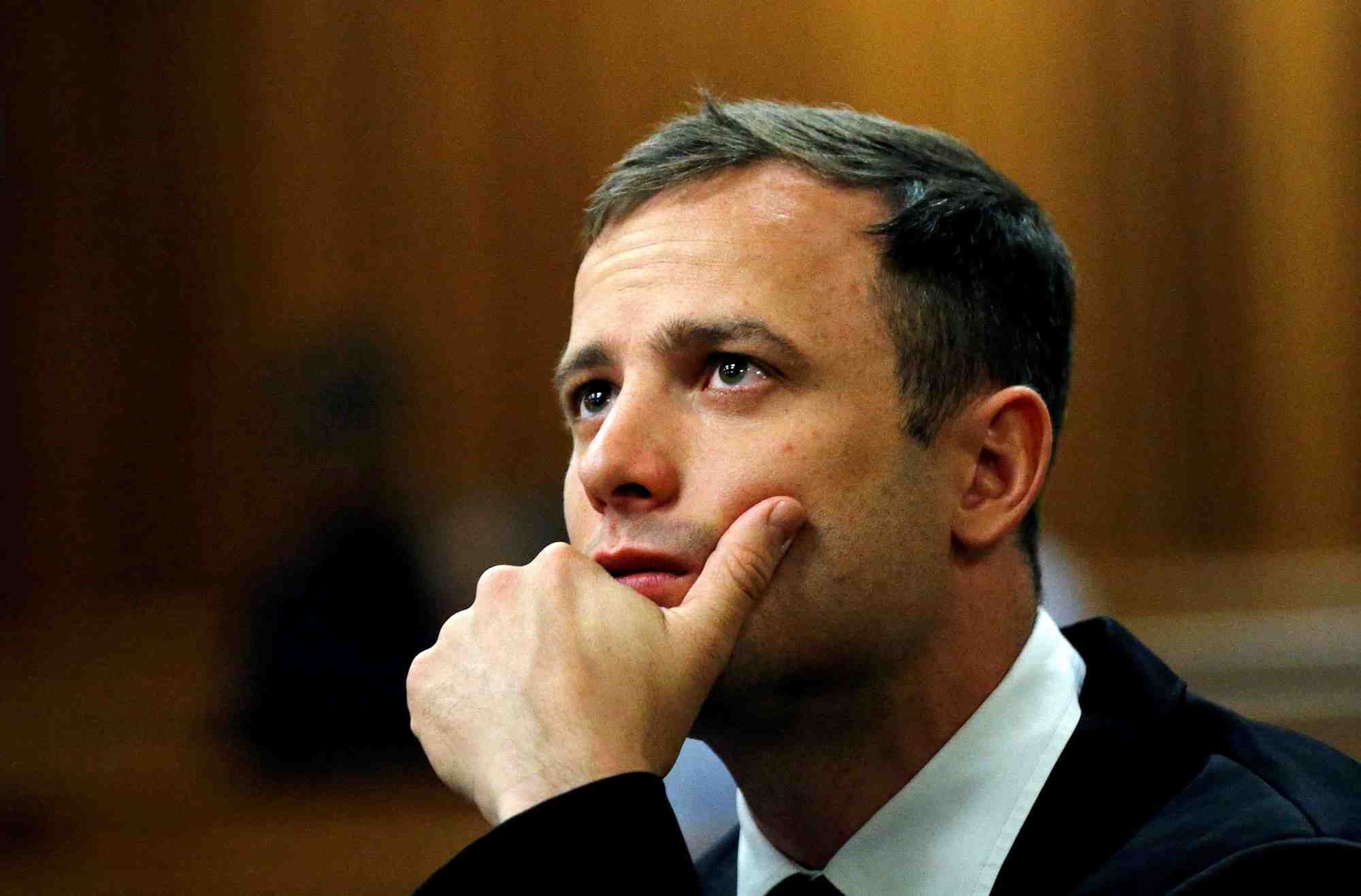 L'athlete sud-africain paralympique oscar pistorius lors d'une audience en octobre 2014 a petroria pour le meurtre en 2013 de sa petite amie reeva steenkamp