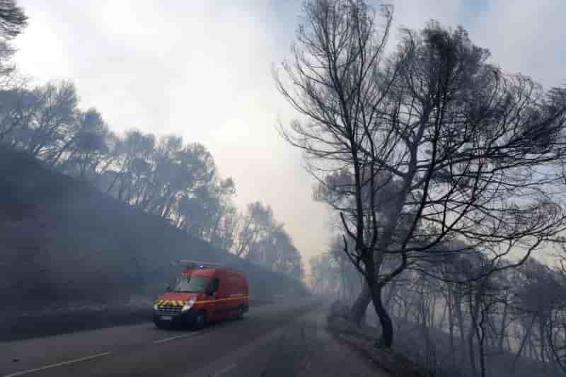 Trois incendies de foret font rage dans le sud