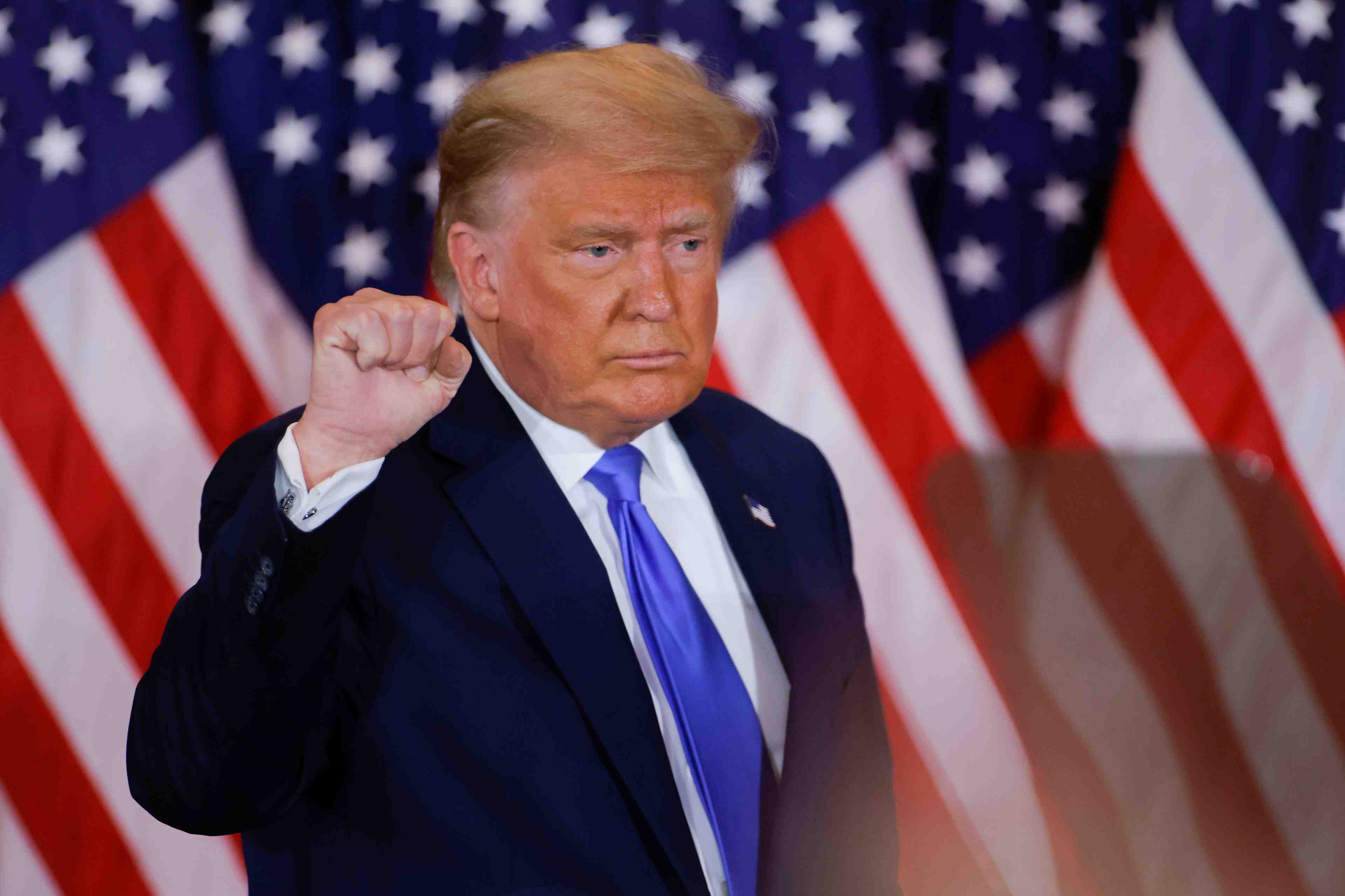 Trump revendique sa victoire alors que la course reste indecise