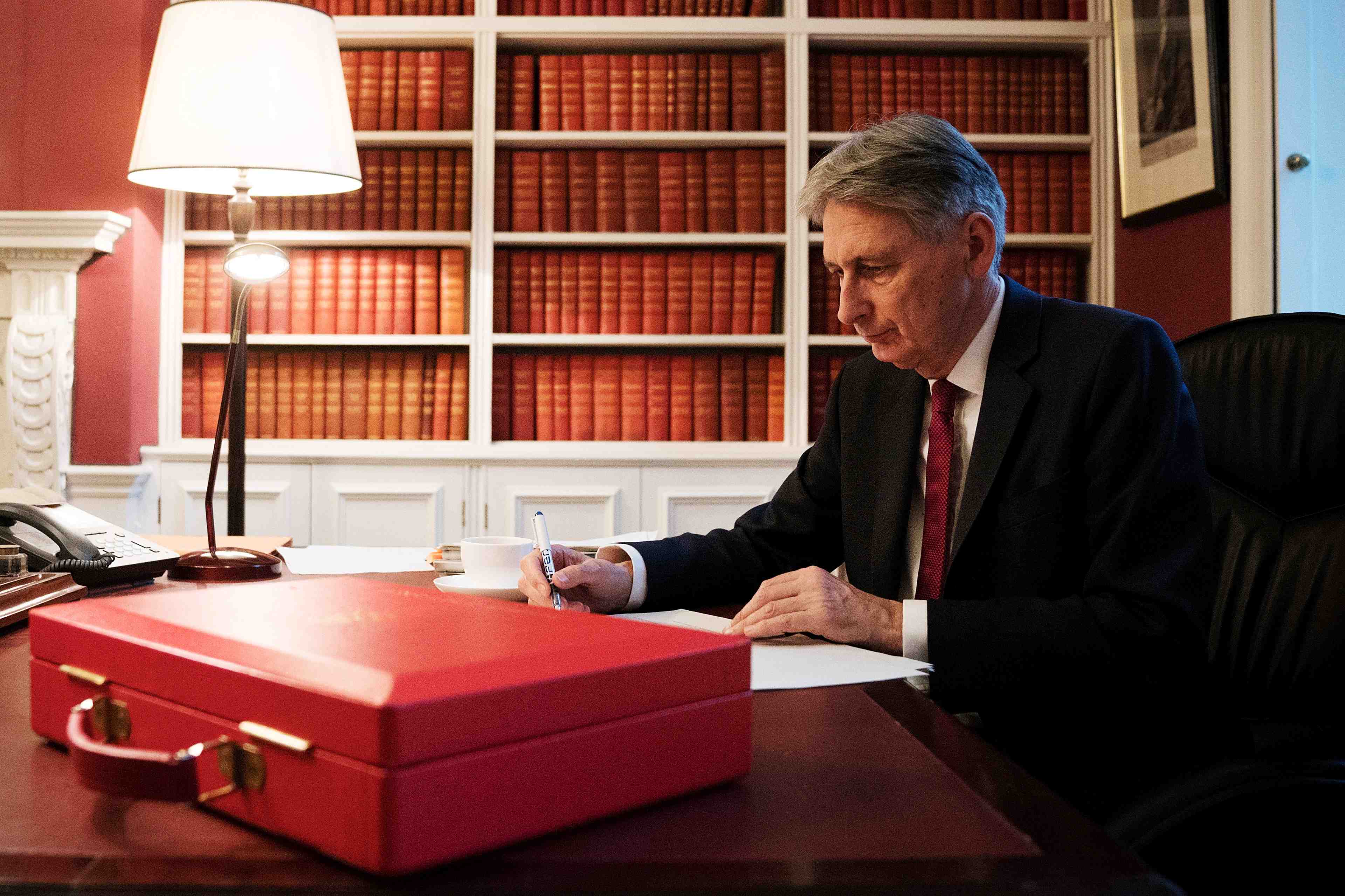 Hammond s'apprete a presenter un budget en berne