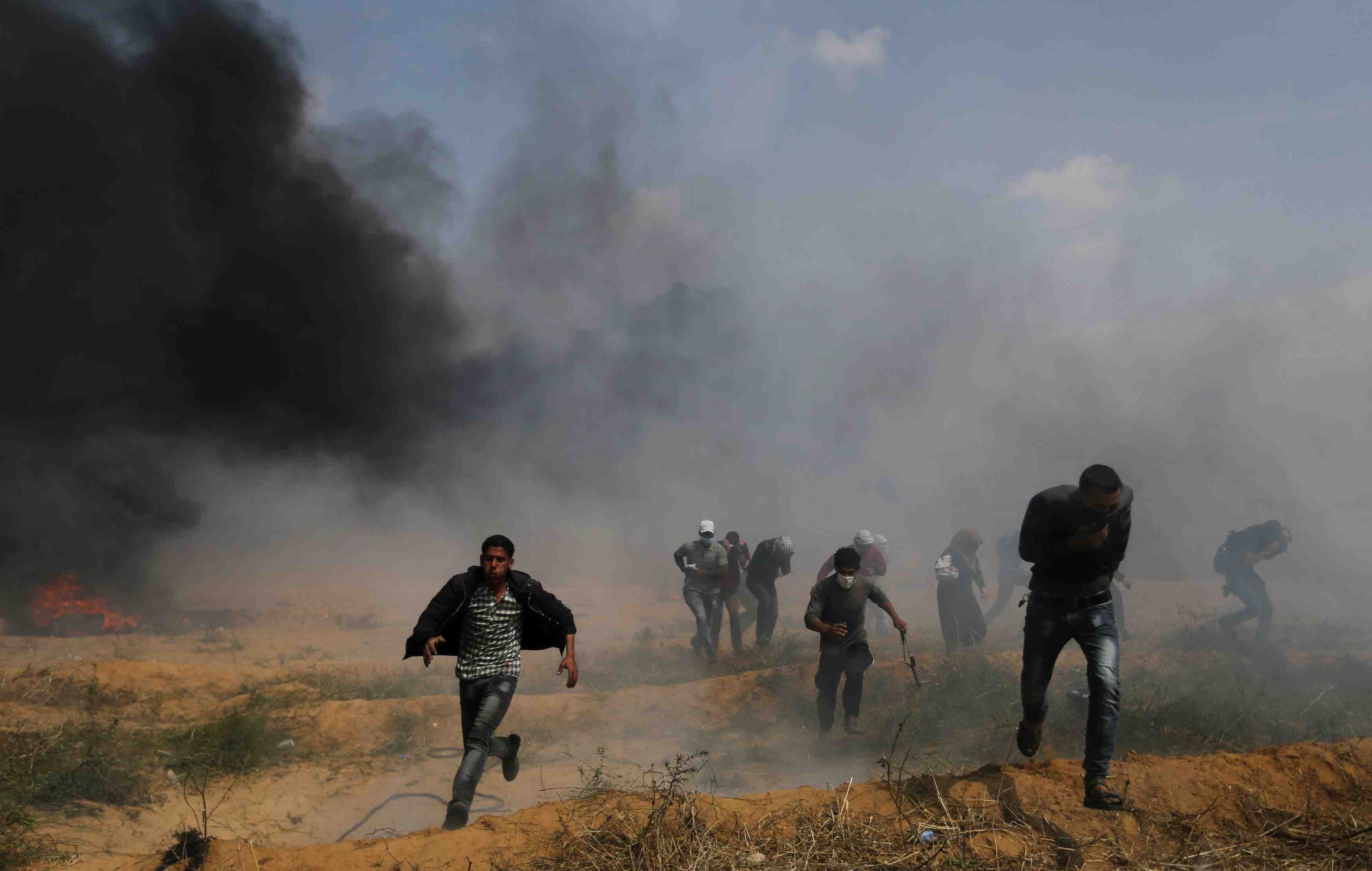 Gaz lacrymogenes contre des manifestants a la limite de gaza-israel