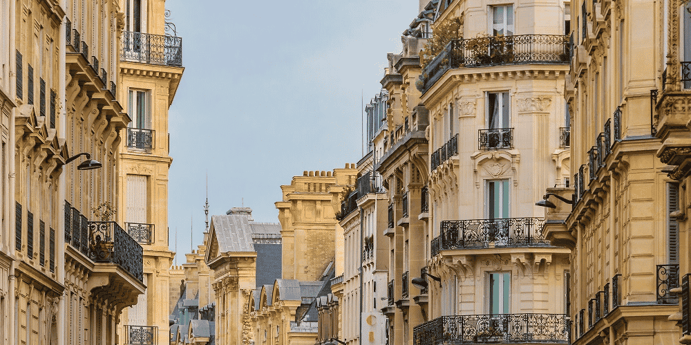 Cette baisse des prix s’explique notamment par la décrue des taux de crédit pratiqués par les banques.