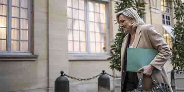 Marine Le Pen arrive à l'Hôtel de Matignon pour une rencontre avec le Premier ministre français Michel Barnier à Paris le 25 novembre 2024.