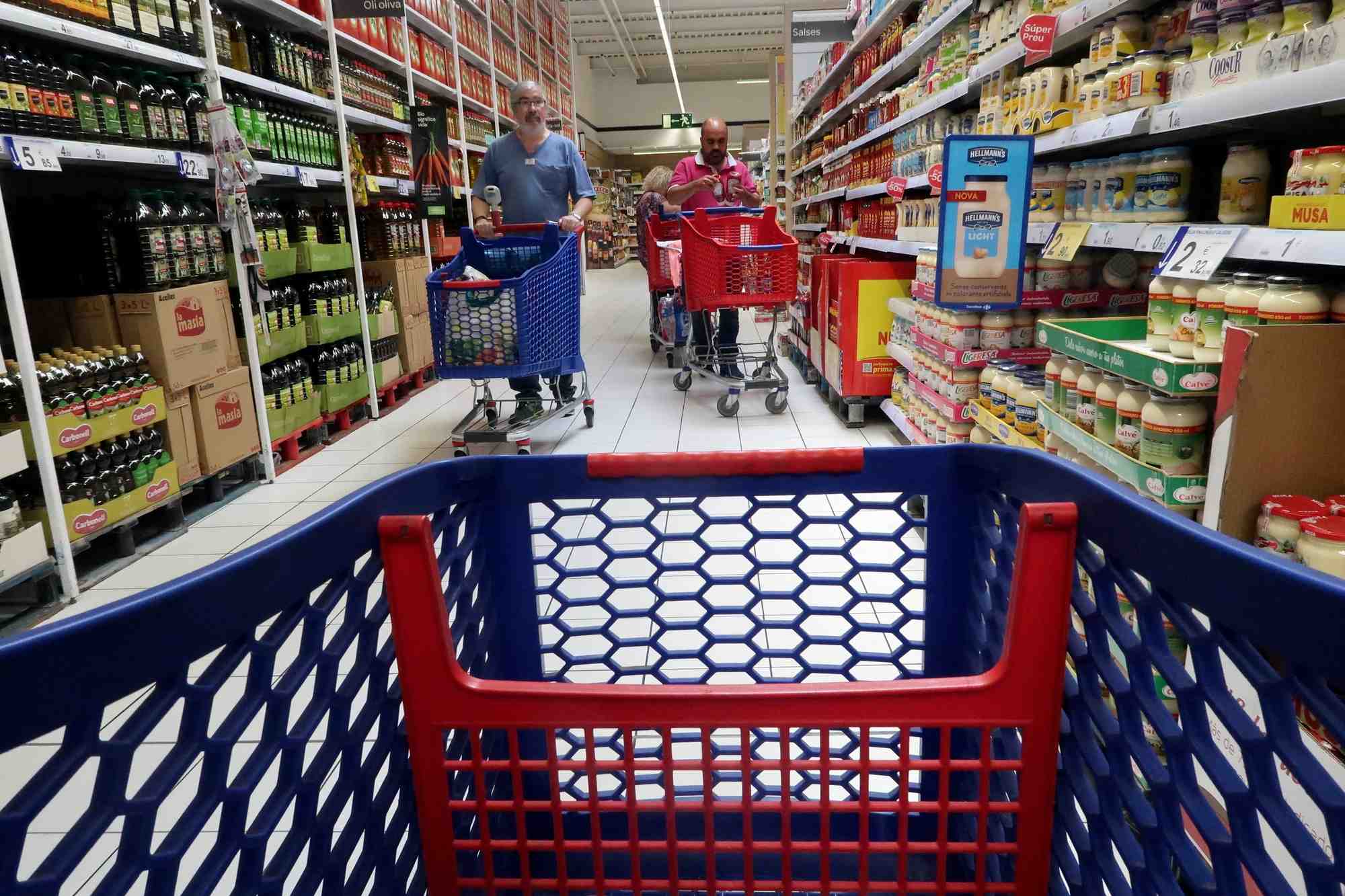 Photo d'archives de clients dans un supermarche carrefour