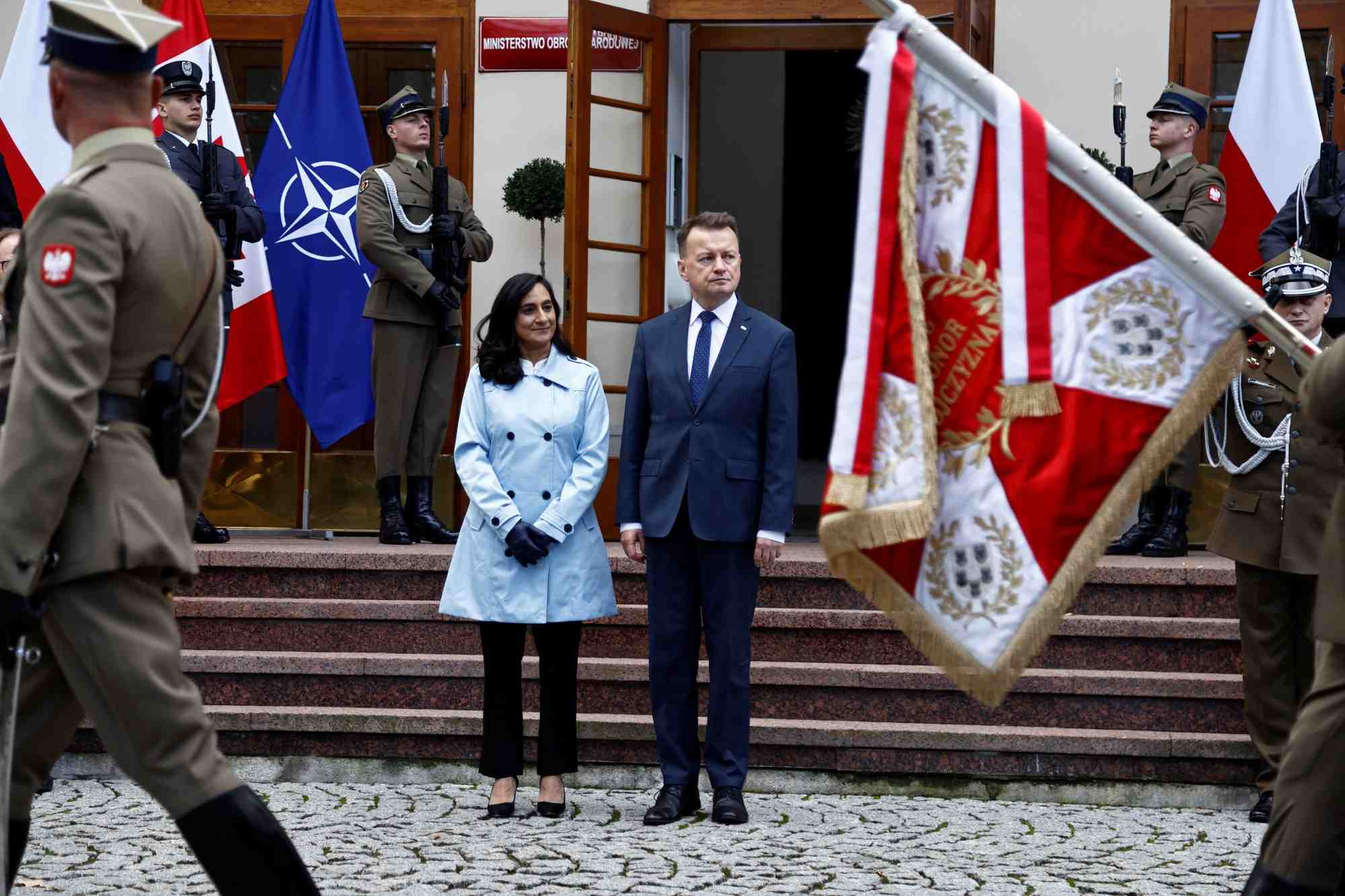 La ministre canadienne de la defense, anita anand, et son homologue polonais, mariusz blaszczak, passent en revue la garde d'honneur lors d'une ceremonie a varsovie