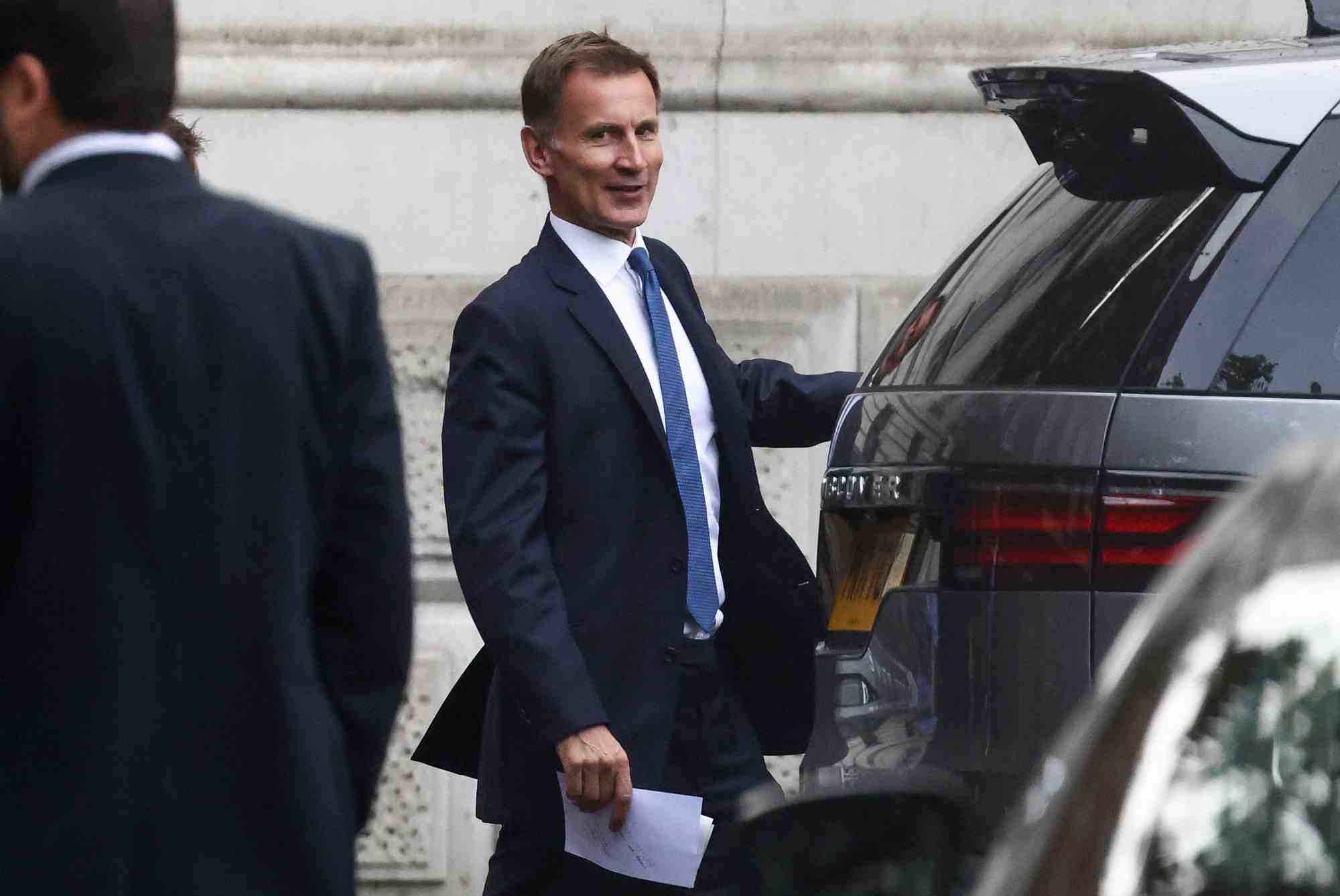 Le ministre des finances britannique jeremy hunt devant 10 downing street a londres, grande-bretagne