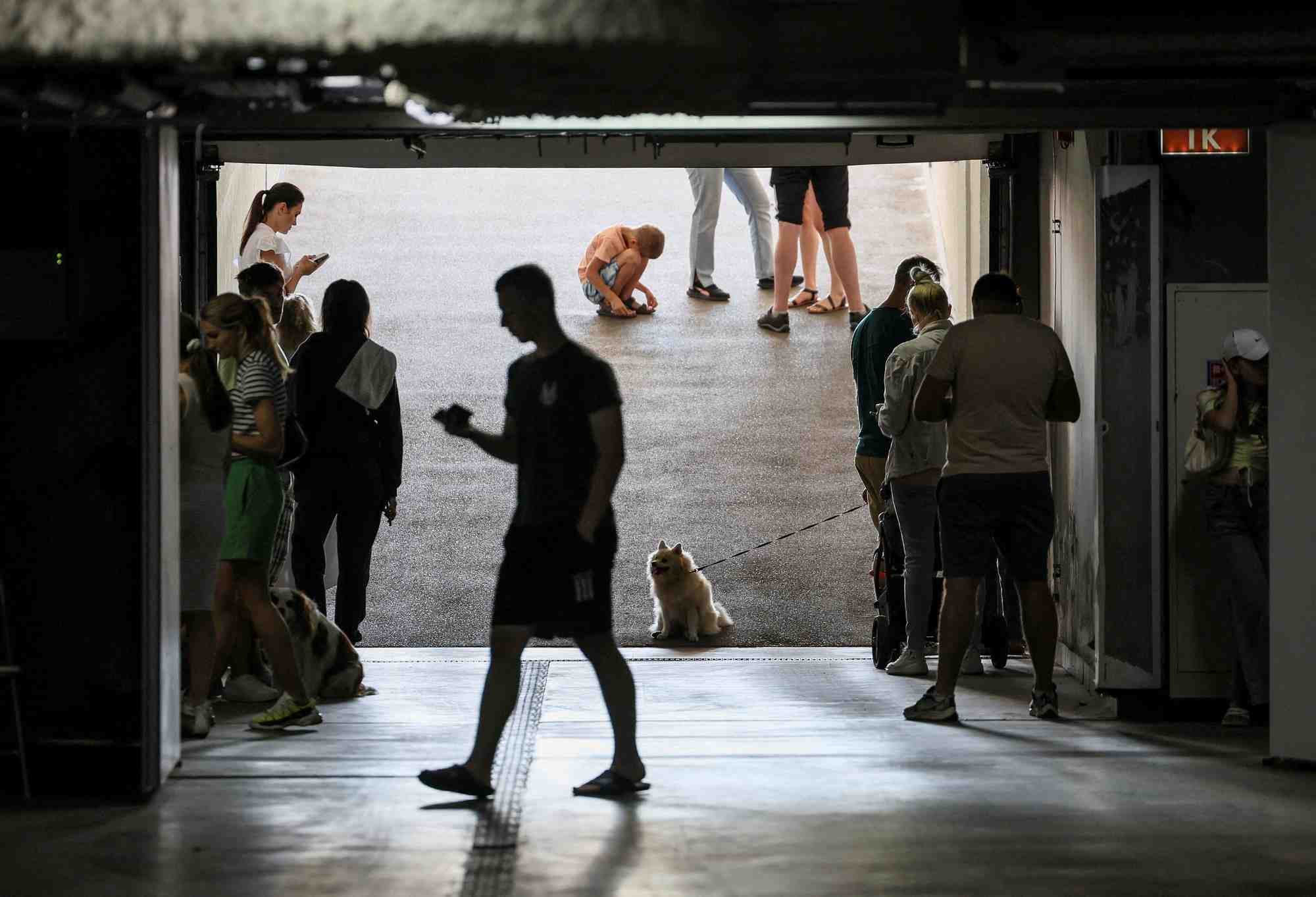 Des habitants refugies a l'interieur d'un parking a kyiv