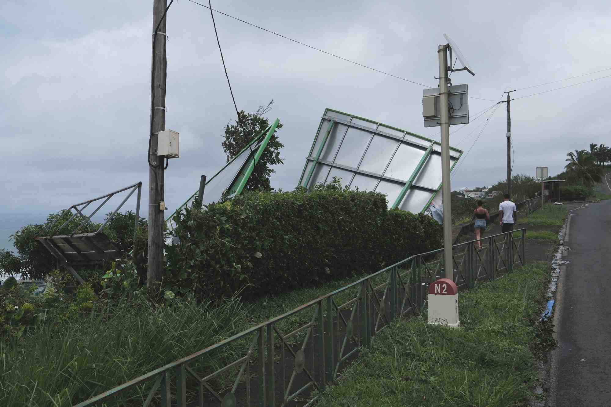 Le cyclone Belal a frappé de plein fouet l'île de La Réunion lundi matin, avec des pluies diluviennes et des vents allant jusqu'à 200 km/h.
