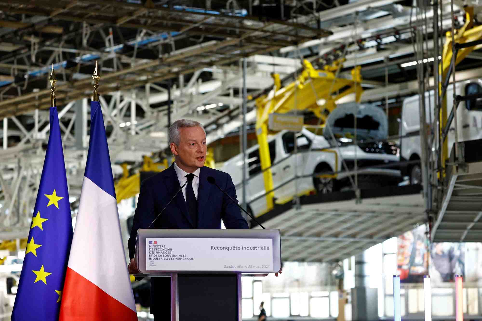 Le ministre bruno le maire prononce un discours lors d'une visite a l'usine automobile renault de sandouville