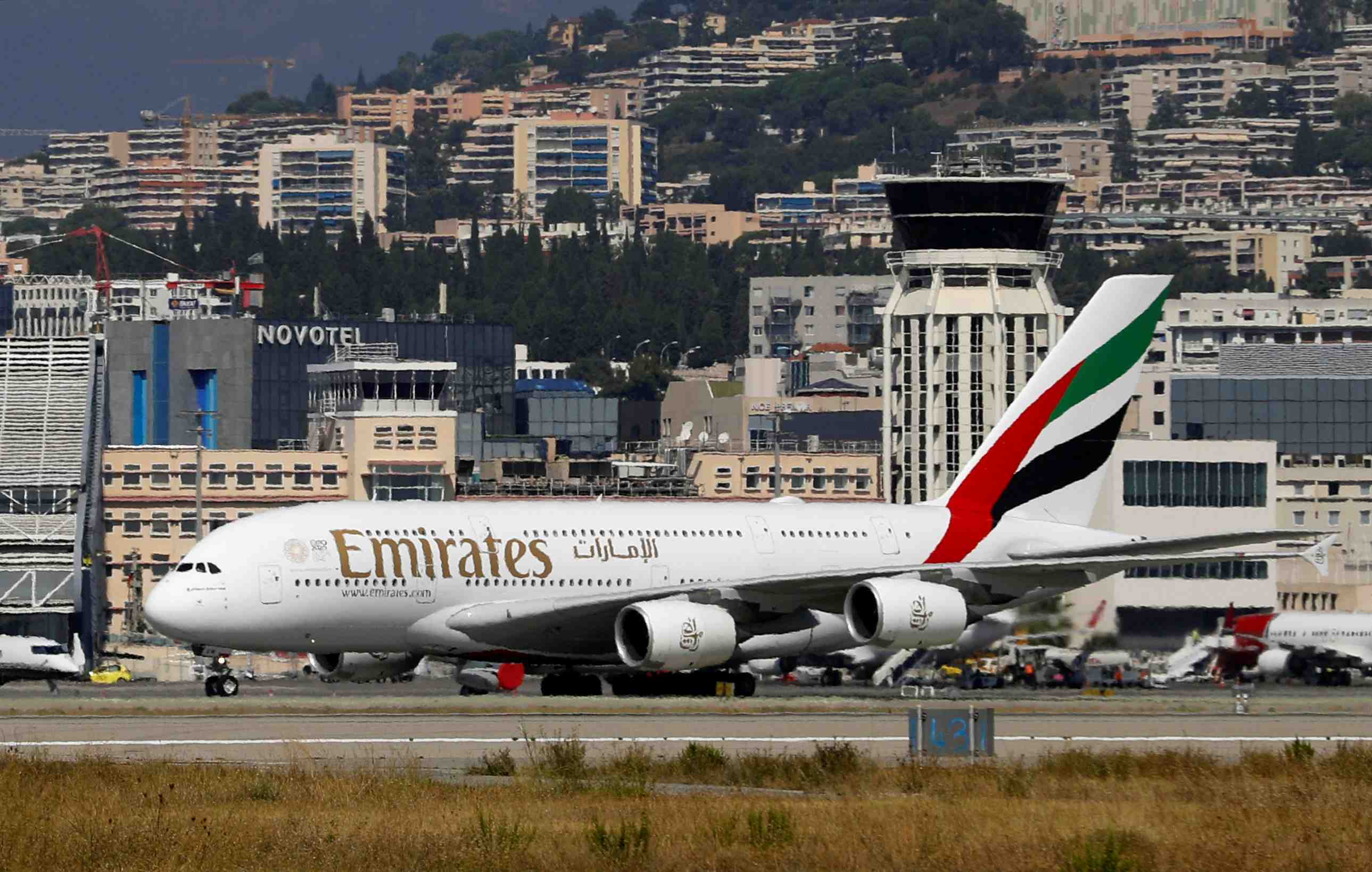 Emirates et etihad dementent negocier une fusion