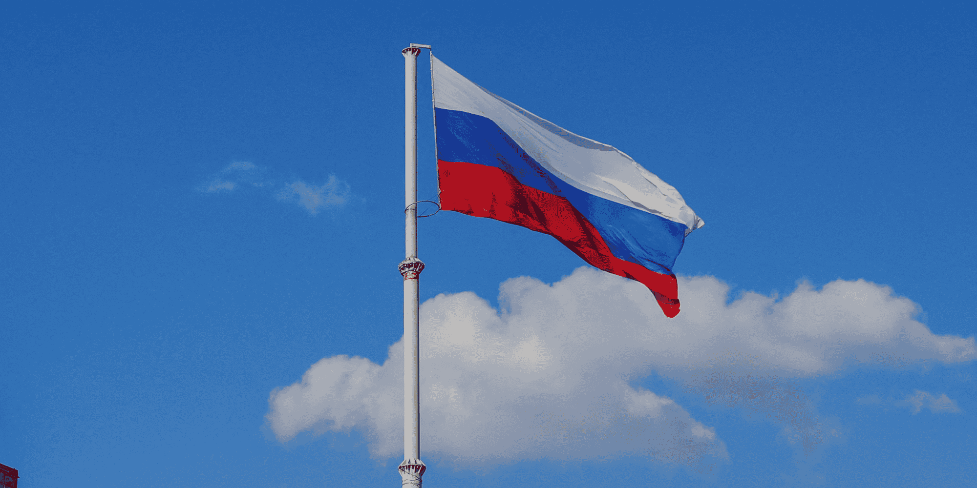 Un drapeau flotte sur une place de la ville de melitopol, controlee par la russie, dans la region de zaporijjia