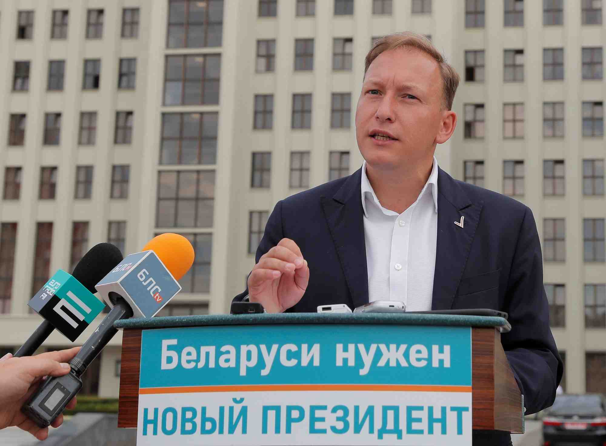 Photo d'archives: le candidat presidentiel andrei dmitriev s'adresse aux medias a minsk