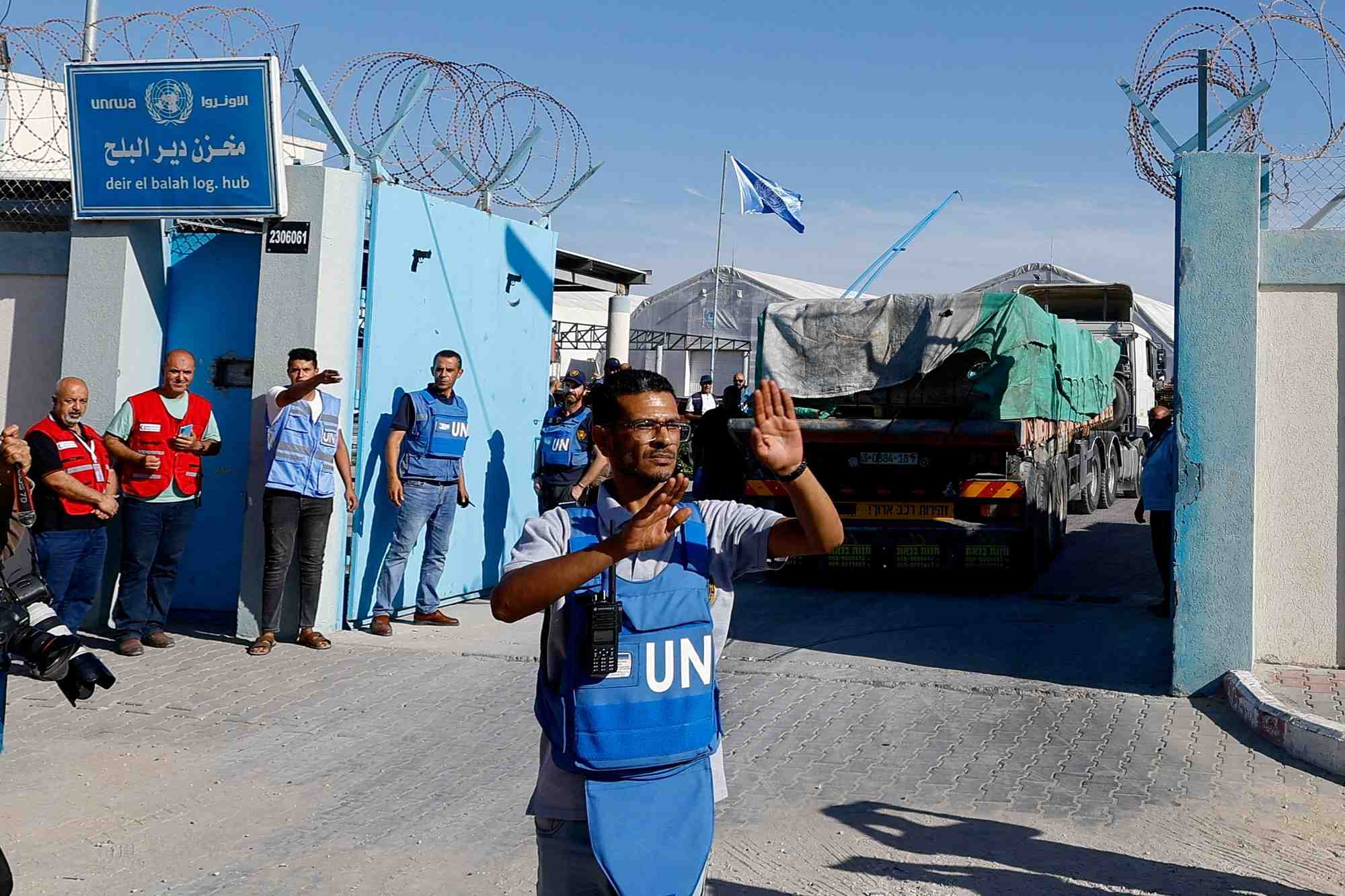 Des camions d'aide humanitaire arrivent dans la bande de gaza