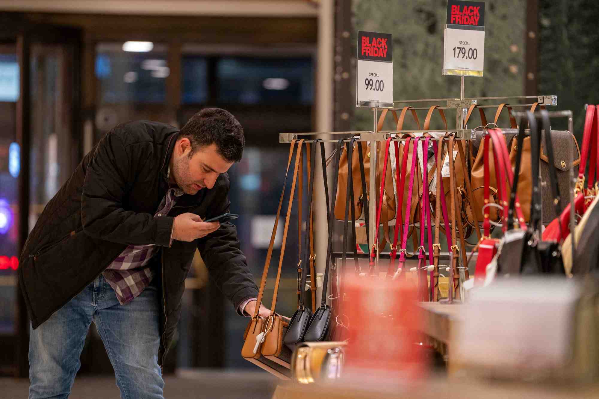 Une personne utilise un telephone dans un magasin a new york