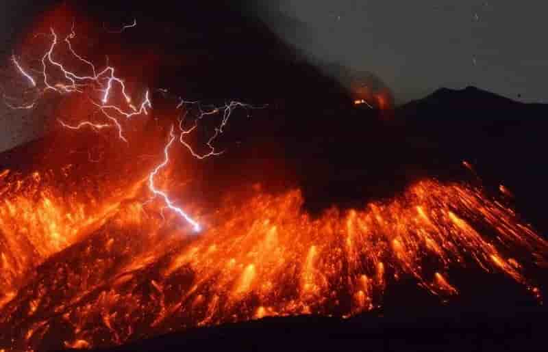 Eruption d'un volcan au japon a 50 km d'une centrale nucleaire
