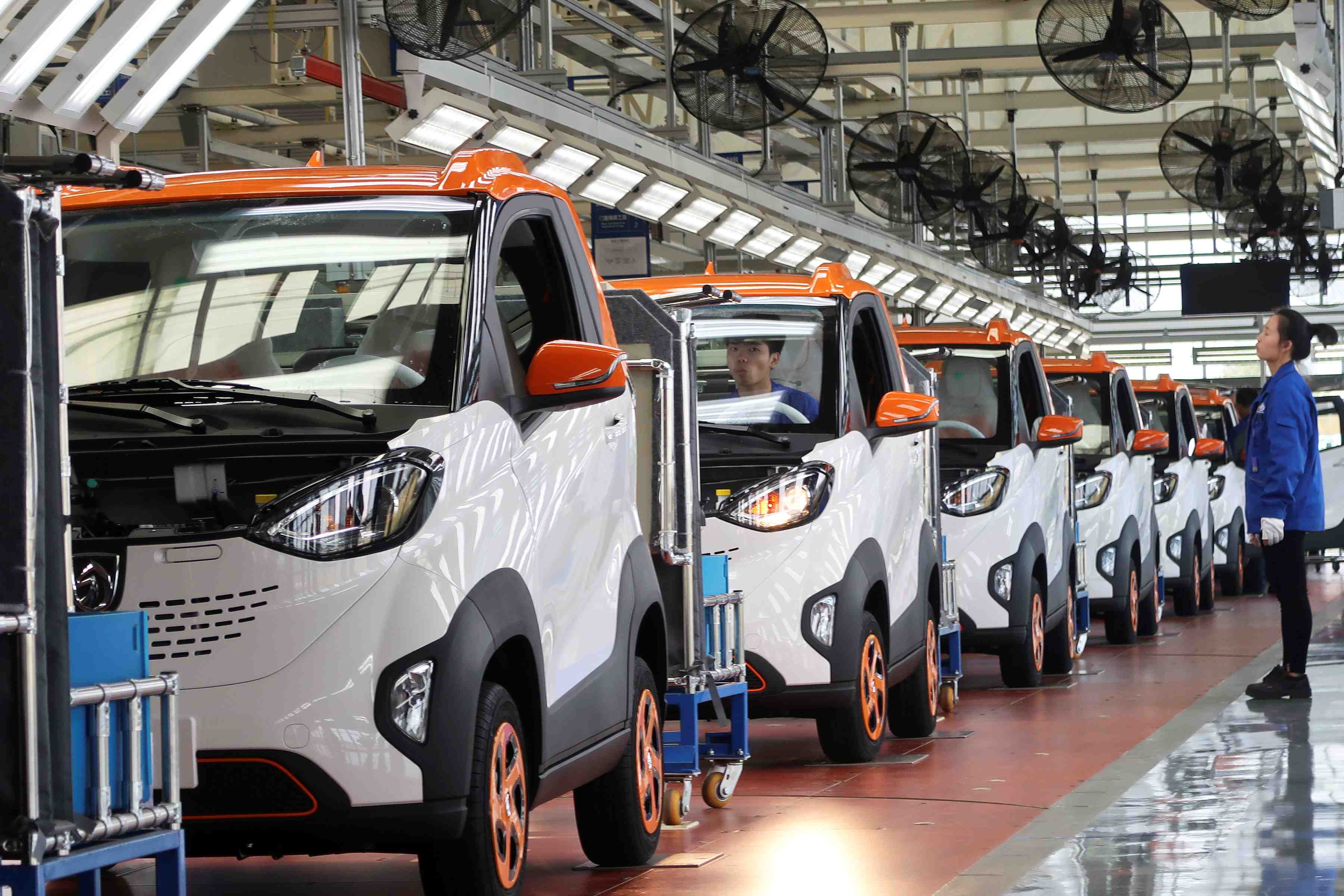 Gm promet des vehicules electriques rentables en 2021