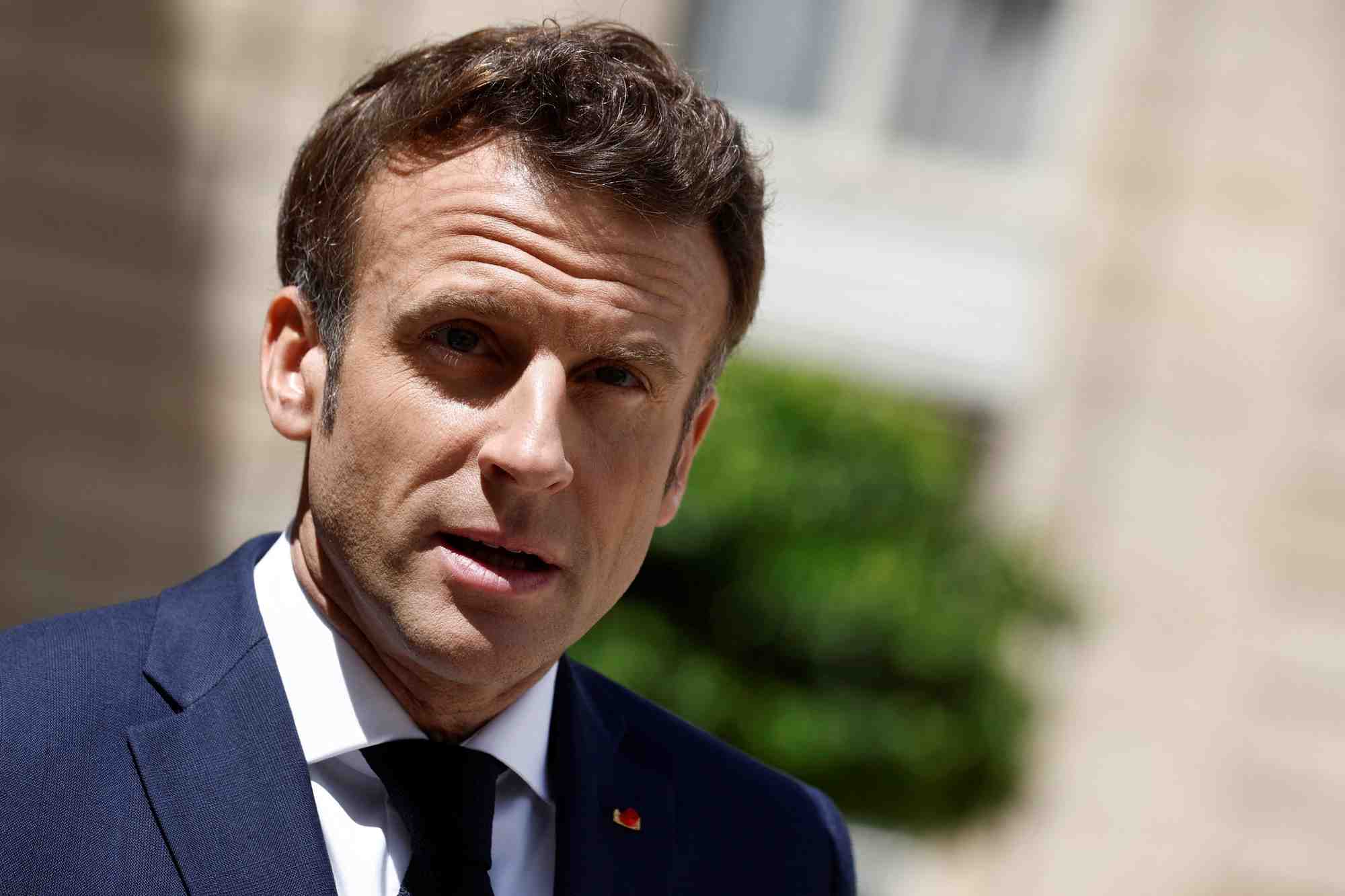 Le president francais emmanuel macron prononce une declaration commune avec le premier ministre australien anthony albanese au palais de l'elysee
