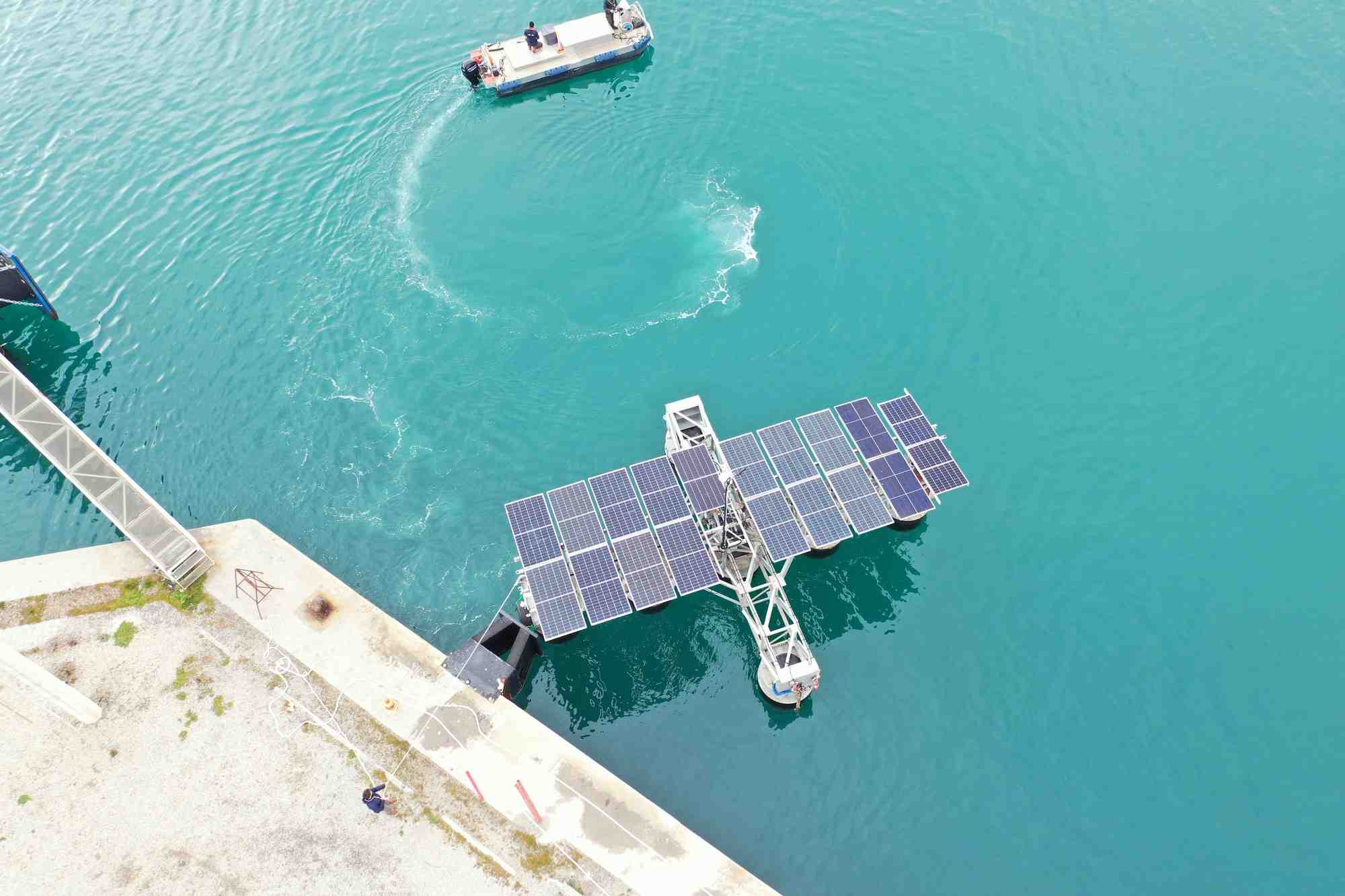Le démonstrateur Sun’Sète de SolarinBlue (ferme solaire flottante en mer), dans le port de commerce de Sète