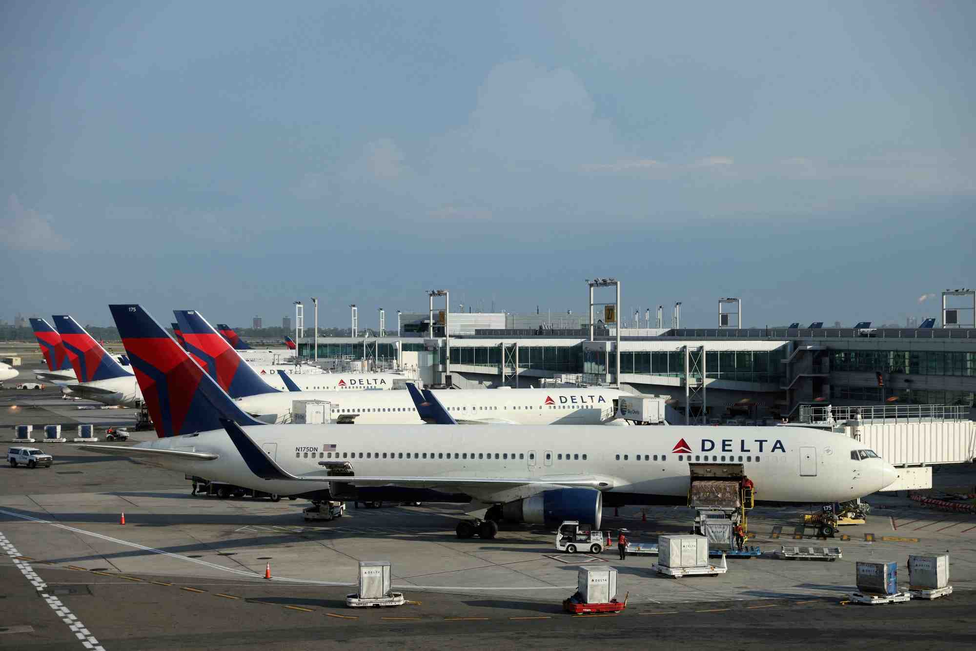 Des avions de delta air lines a l'aeroport international john f. kennedy dans le queens, a new york
