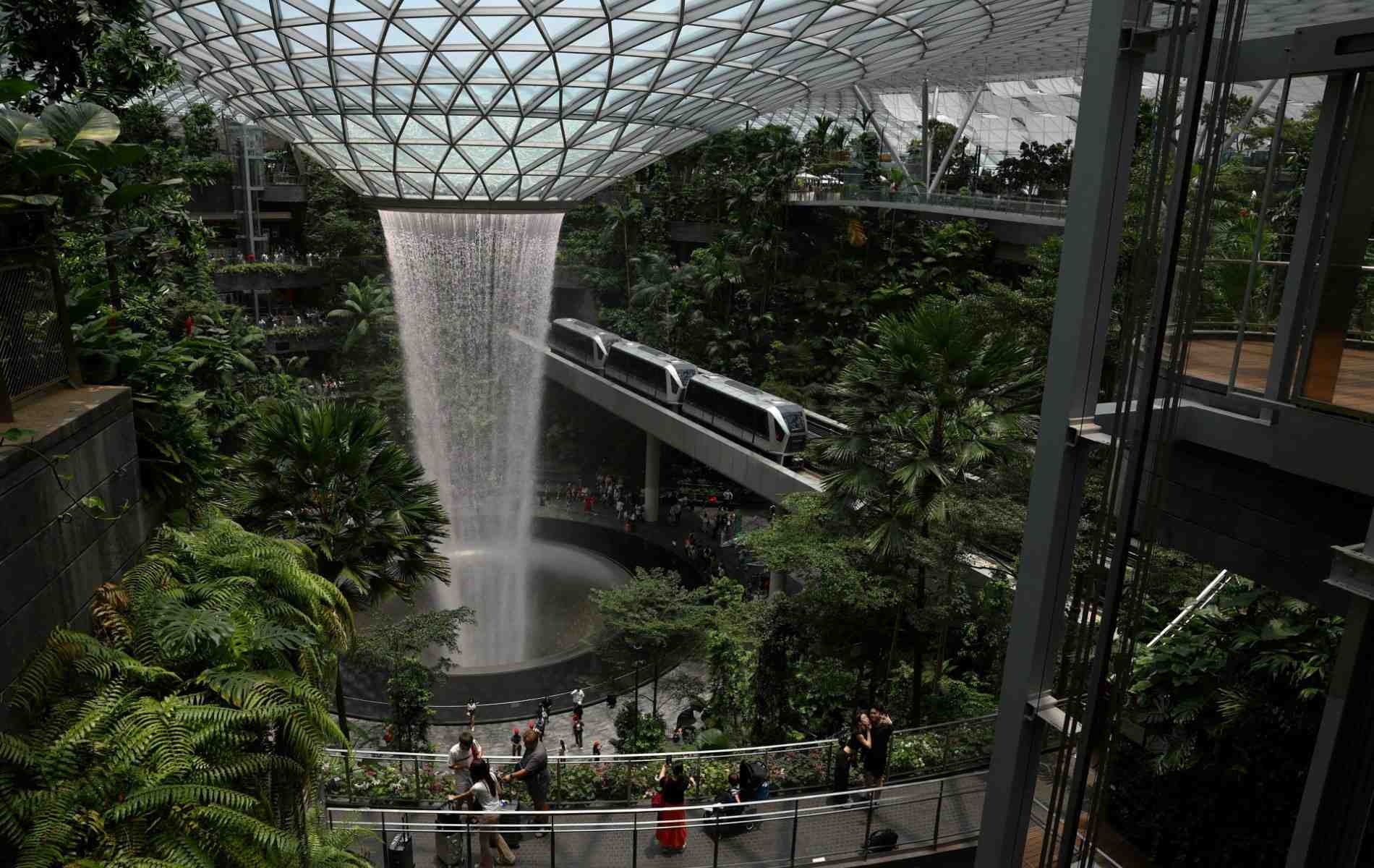 Vue de l'intérieur de l'aéroport de Changi à Singapour.