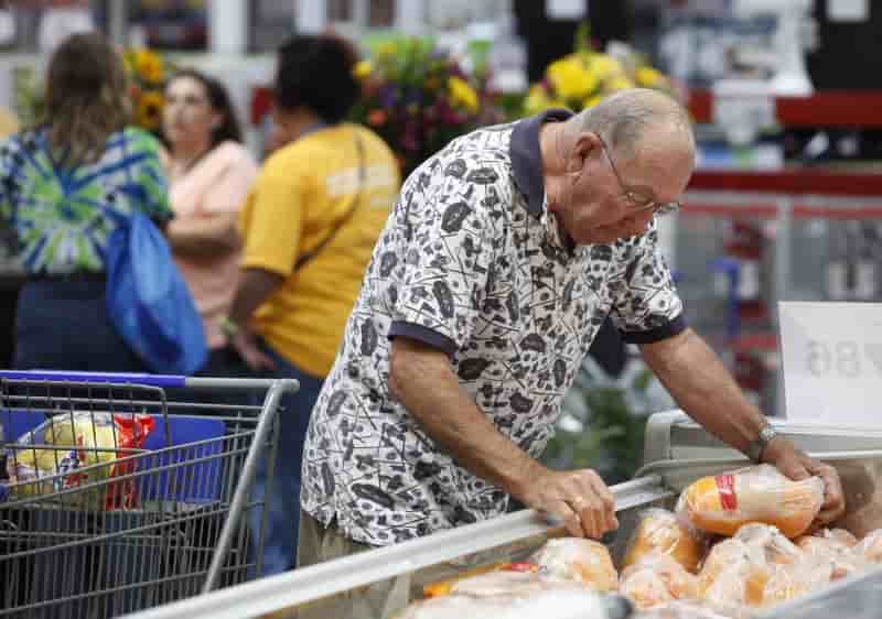 La confiance du consommateur aux etats-unis a un pic depuis novembre 2000