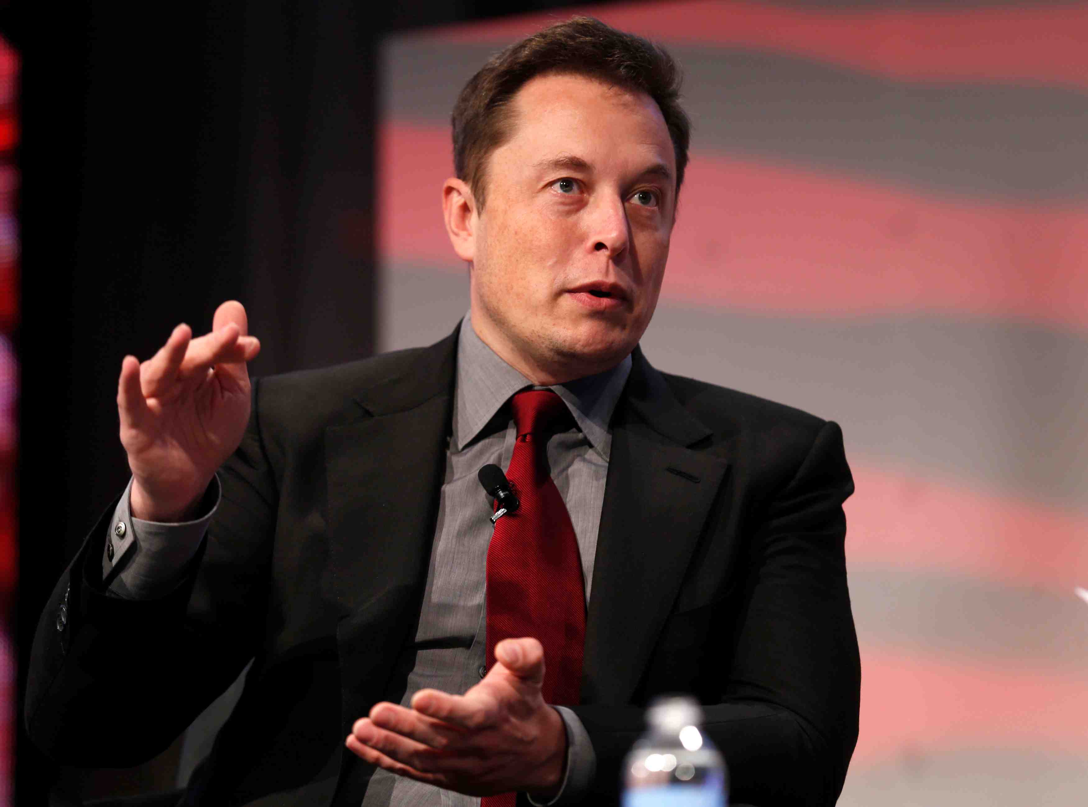 Elon musk, le patron de tesla, se met encore la sec a dos