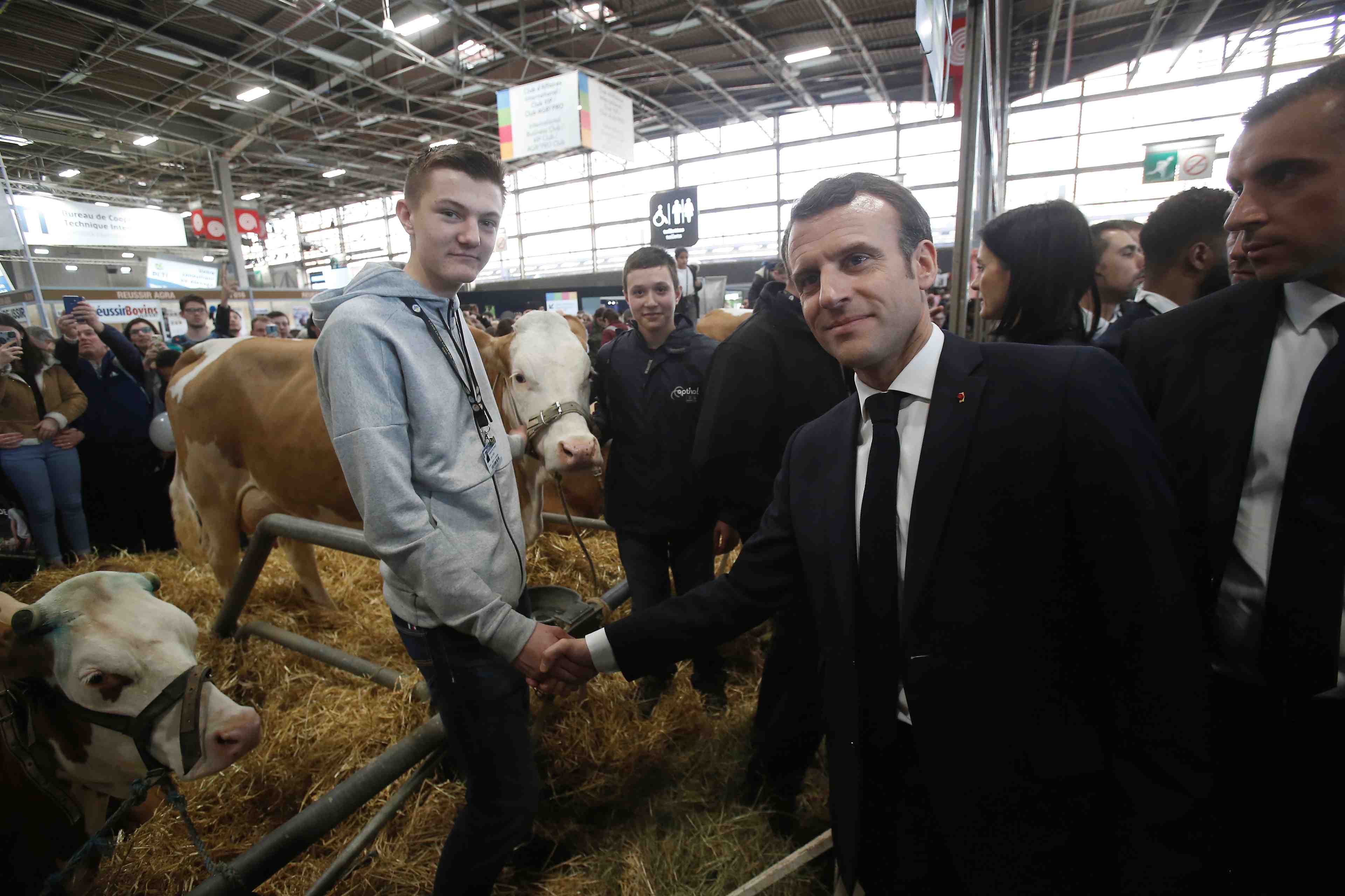 Emmanuel macron promet aux eleveurs de reguler les loups