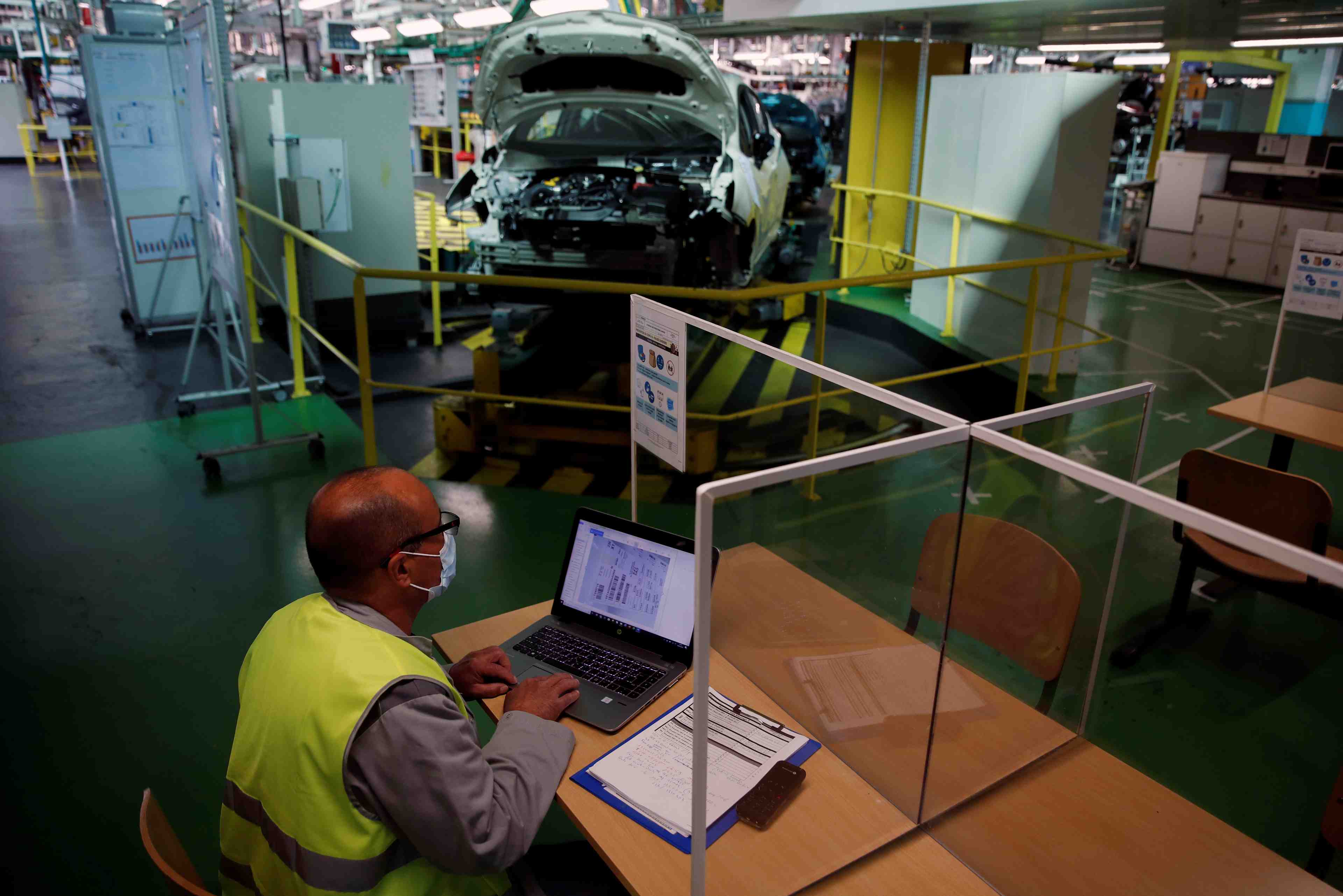 France : la contraction de l'activite s'attenue moins qu'attendu