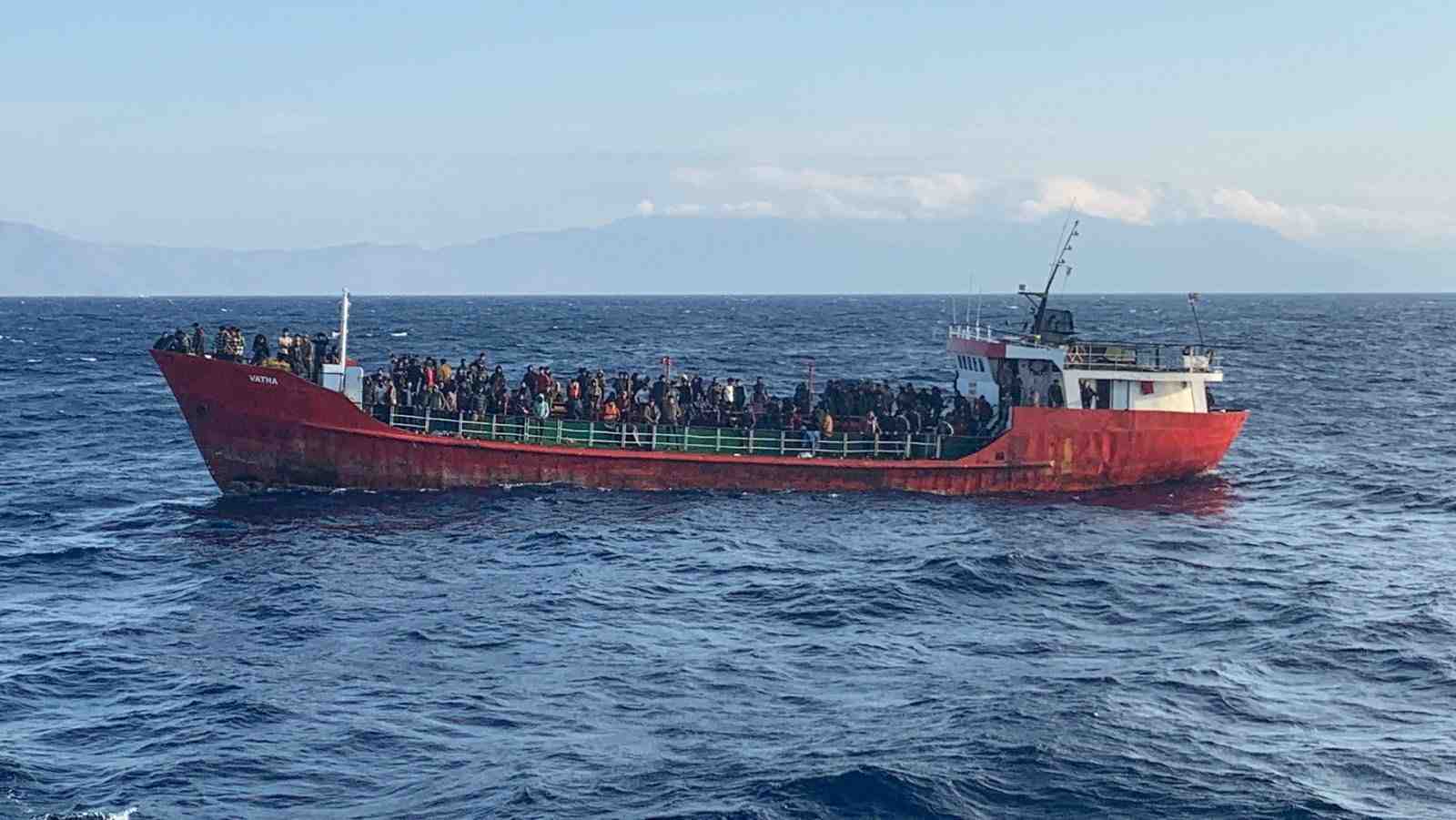 Un cargo avec des centaines de refugies afghans a bord accoste en grece
