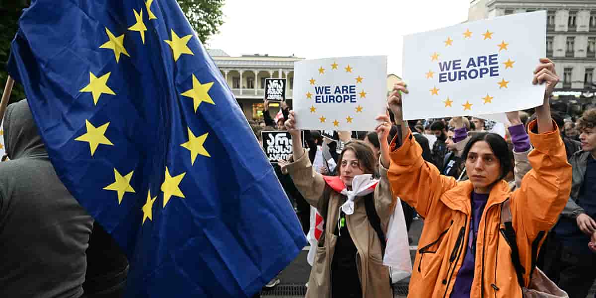 Opposants au projet de loi sur l’« influence étrangère », à Tbilissi vendredi.