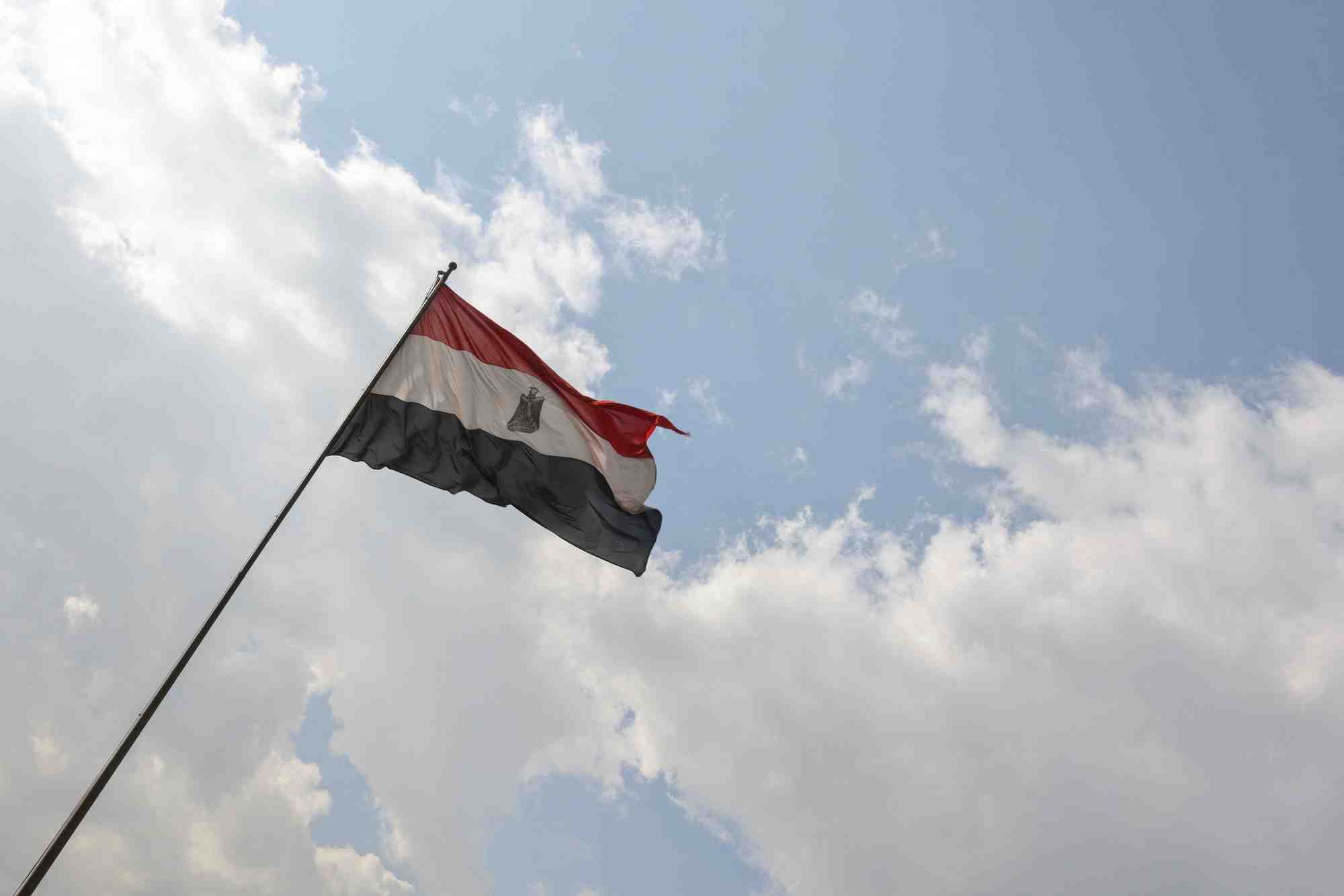Un drapeau egyptien flotte au caire