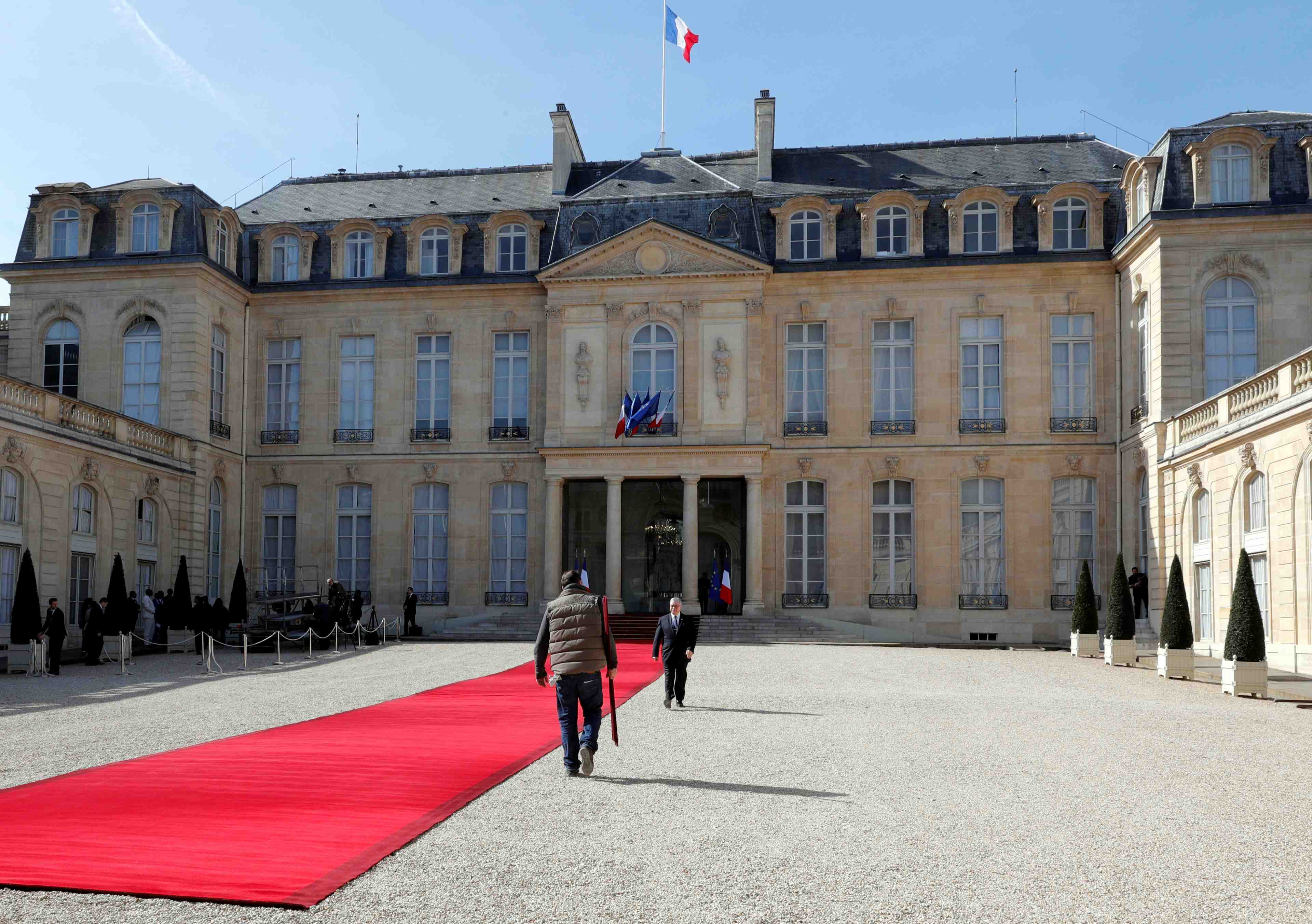 Coronavirus: un conseil de defense dimanche a l'elysee, selon le parisien
