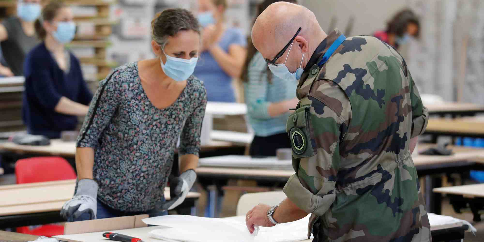 À Nantes, l’armée a monté un atelier de tabliers à usage unique pour les Ehpad, dans le cadre de l'opération "Résilience".
