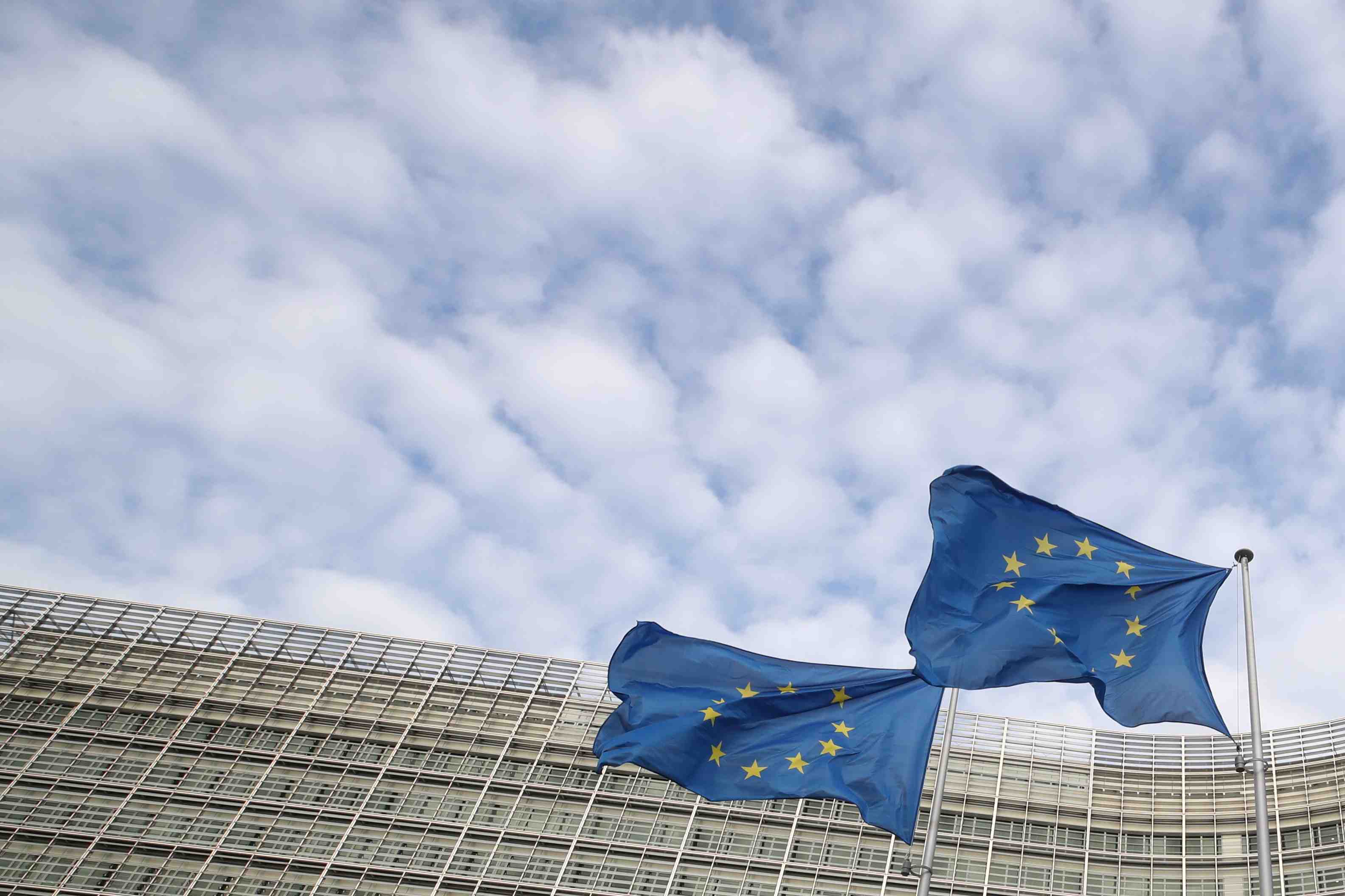 Coronavirus: l'ue commande 80 mlns de doses de plus du vaccin moderna