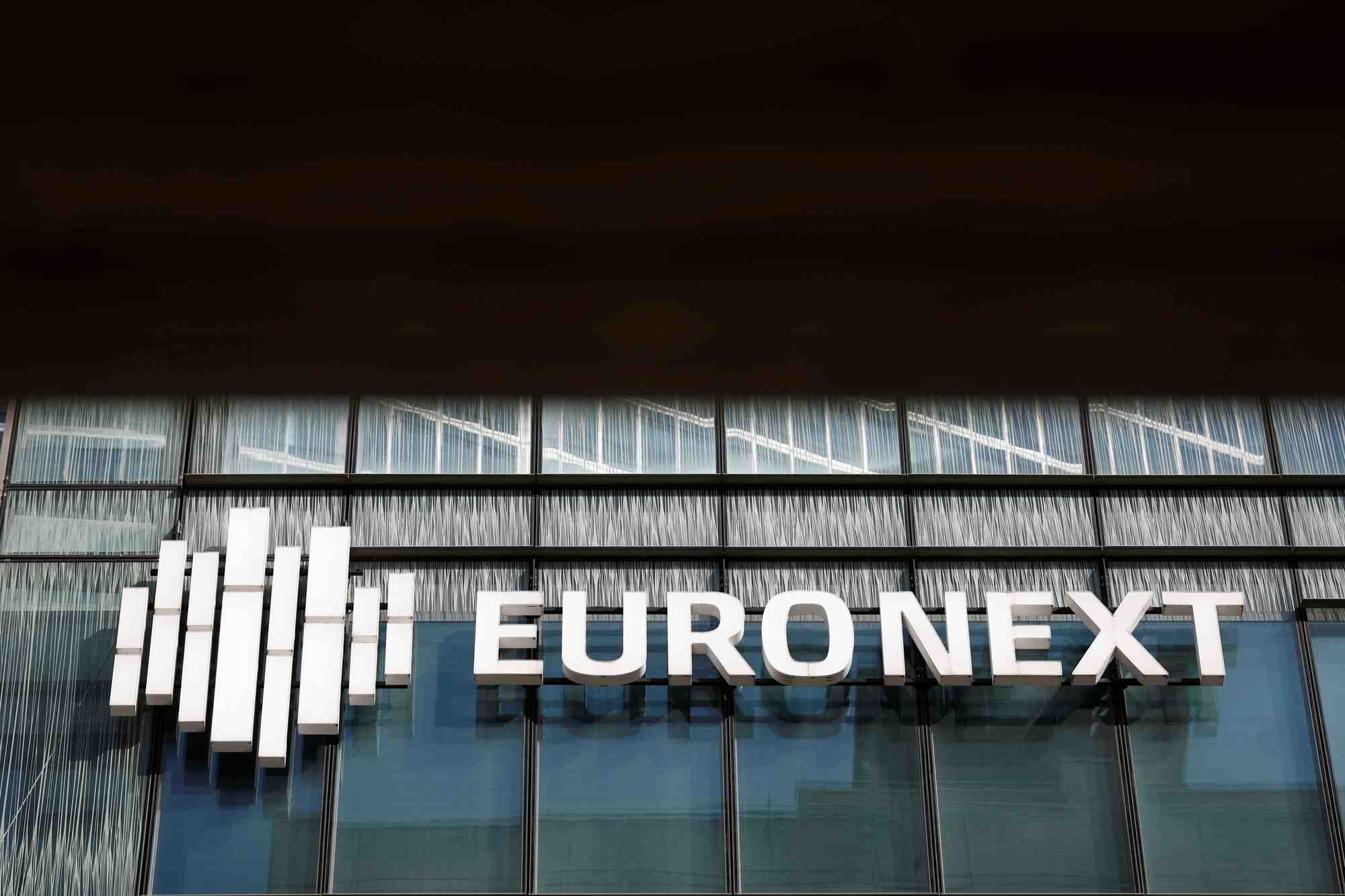 La bourse euronext est photographiee dans le quartier d'affaires de la defense a paris