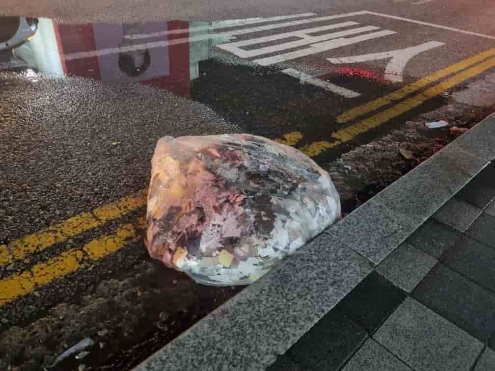 Un sac en plastique contenant divers objets ayant traverse la frontiere intercoreenne a l'aide d'un ballon suppose avoir ete envoye par la coree du nord, a seoul